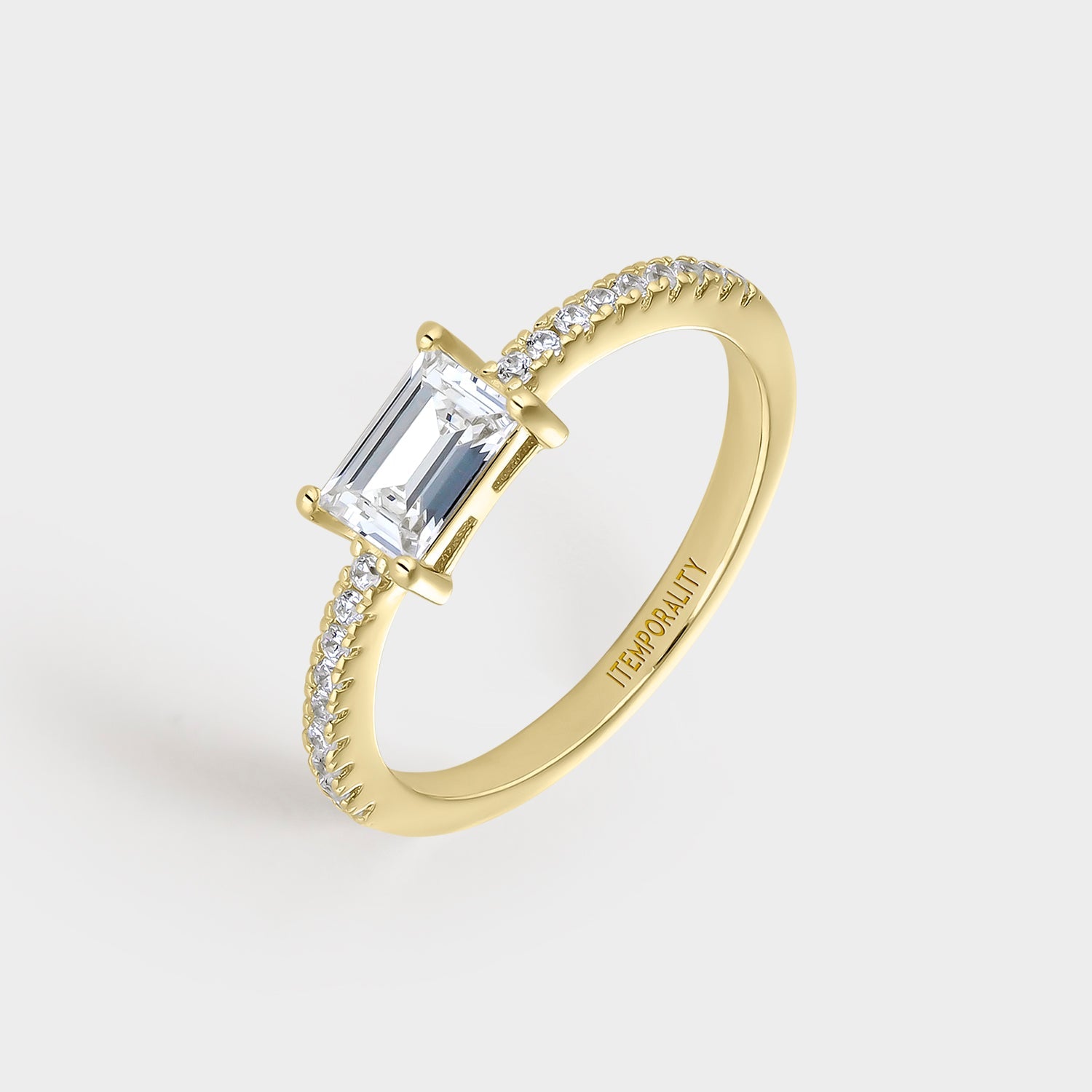 Anillo de plata bañada en oro amarillo con circonita blanca rectangular y circonitas pequeñas, elegante y atemporal.