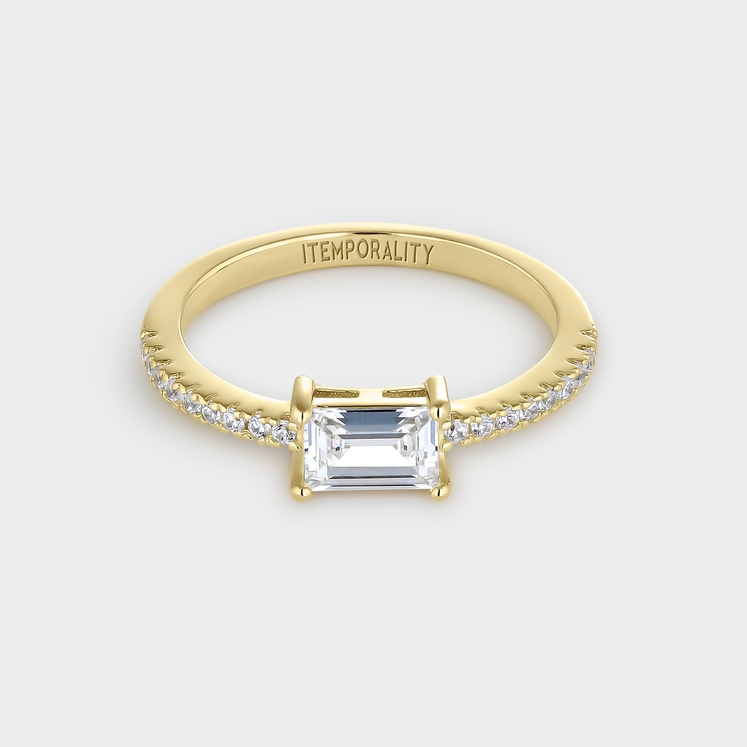 Anillo de plata bañada en oro amarillo con circonita blanca rectangular y circonitas pequeñas, elegante y atemporal.