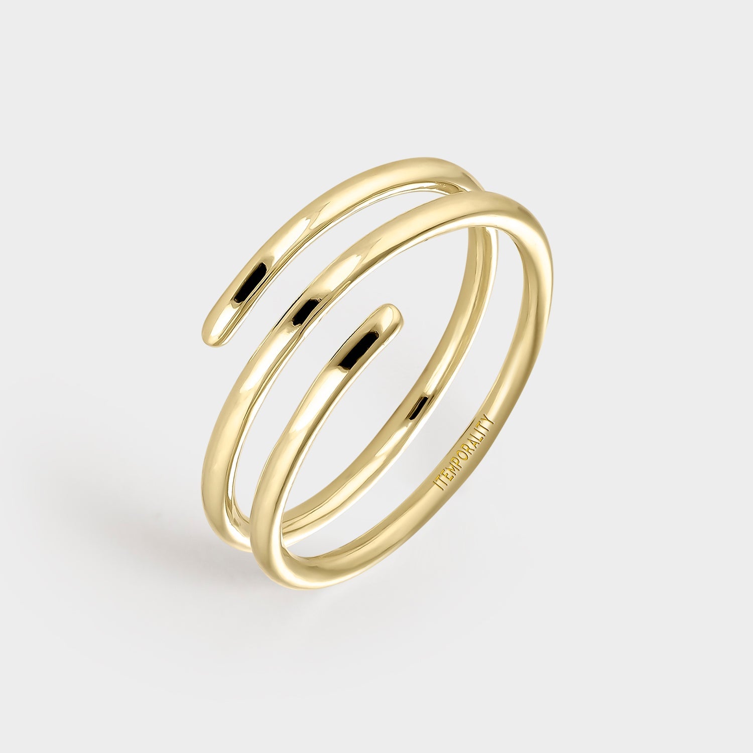 Anillo de plata bañada en oro amarillo con diseño de espiral, elegante y sofisticado, ideal para cualquier ocasión.