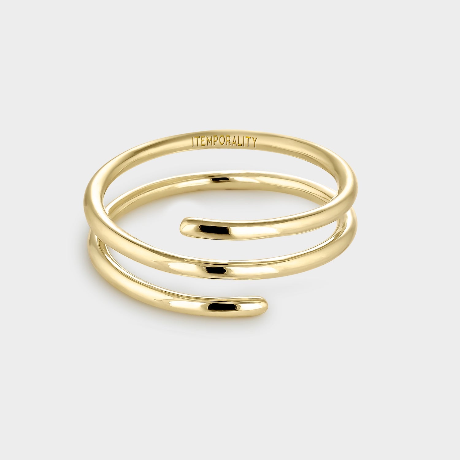 Anillo de plata bañada en oro amarillo con diseño de espiral, elegante y sofisticado, ideal para cualquier ocasión.