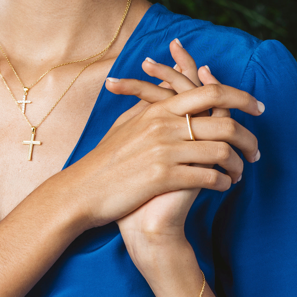 Anillo de plata bañada en oro con circonitas blancas en fila, elegante y moderno.