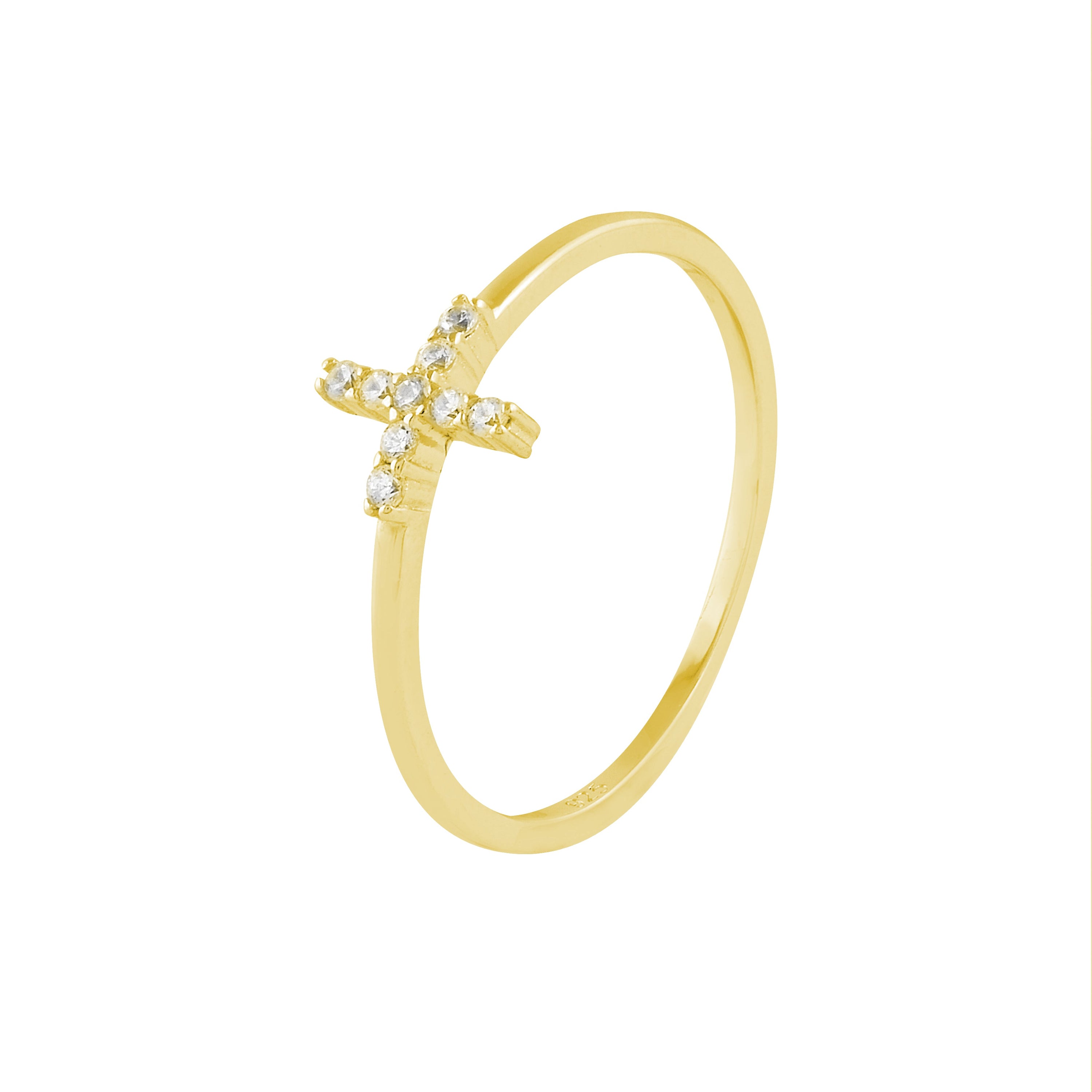 Anillo de plata bañada en oro amarillo con diseño de cruz y circonitas blancas brillantes, ideal para ocasiones elegantes.