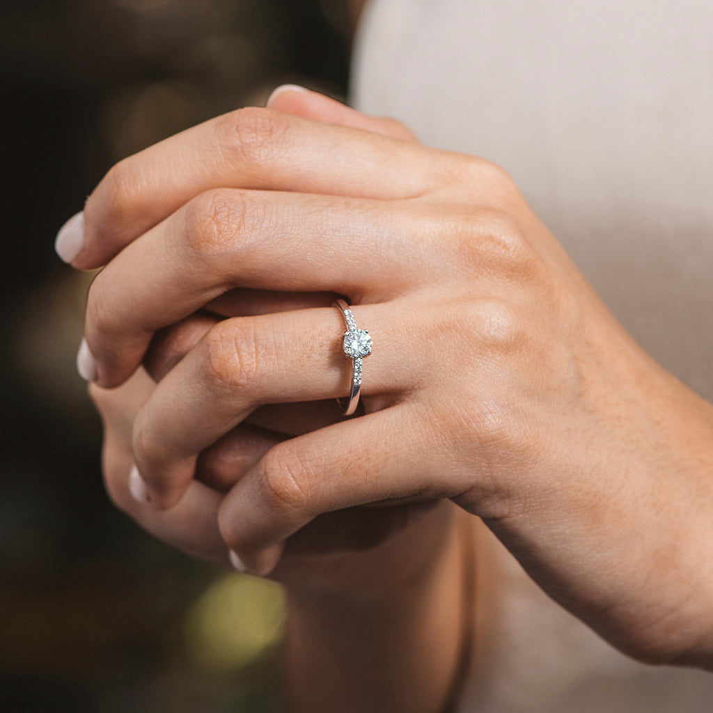 Anillo de plata con circonita blanca cuadrada engastada en 4 garras, elegante y brillante.