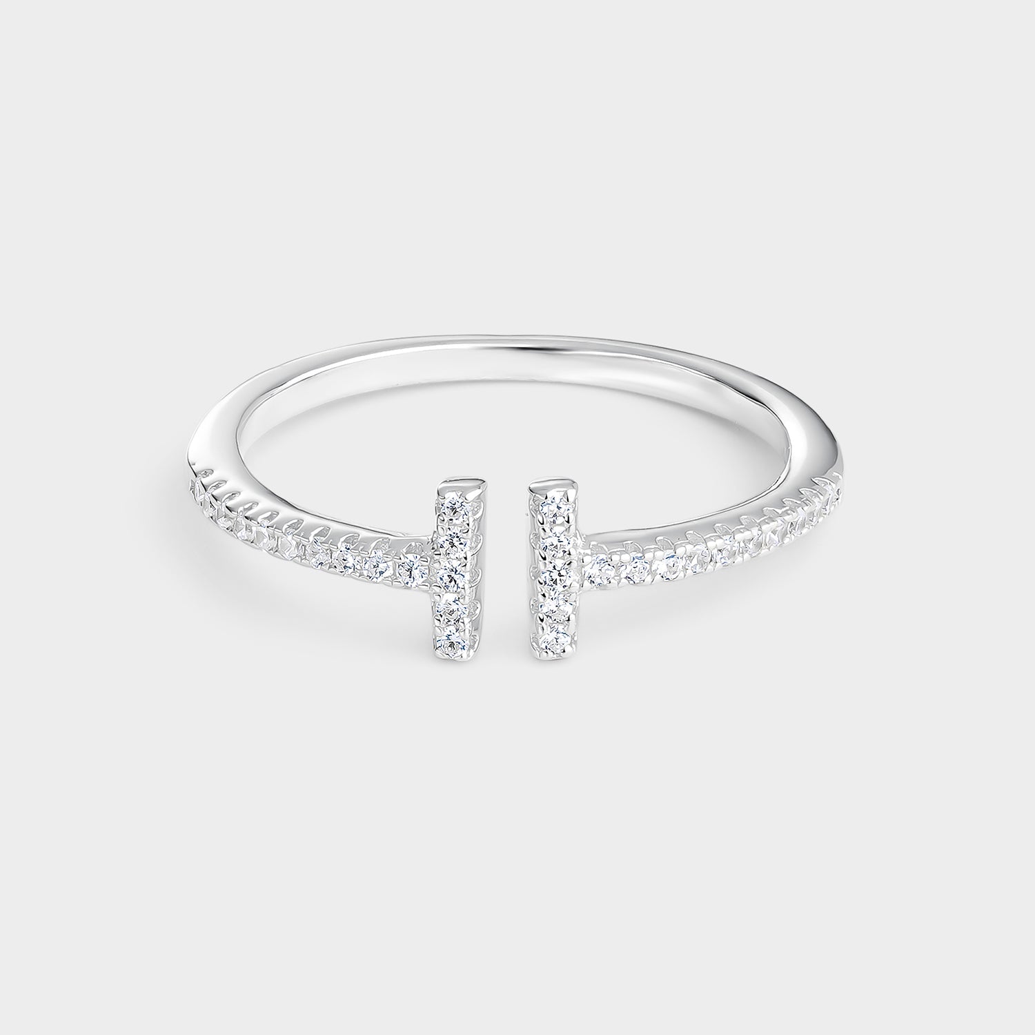 Anillo de plata con circonitas blancas brillantes y baño de oro de 18K, diseño elegante y ajustable.