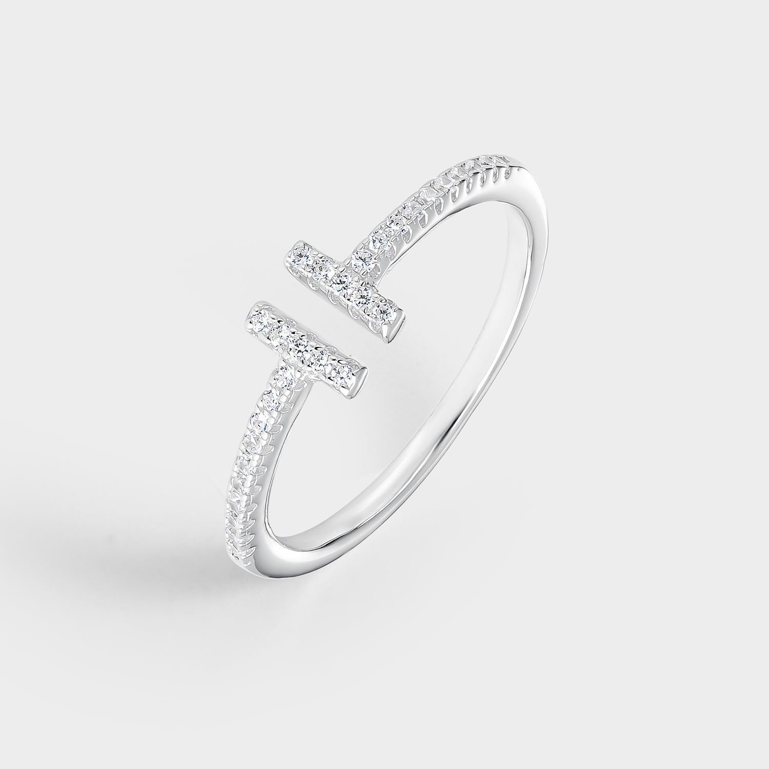 Anillo de plata con circonitas blancas brillantes y baño de oro de 18K, diseño elegante y ajustable.