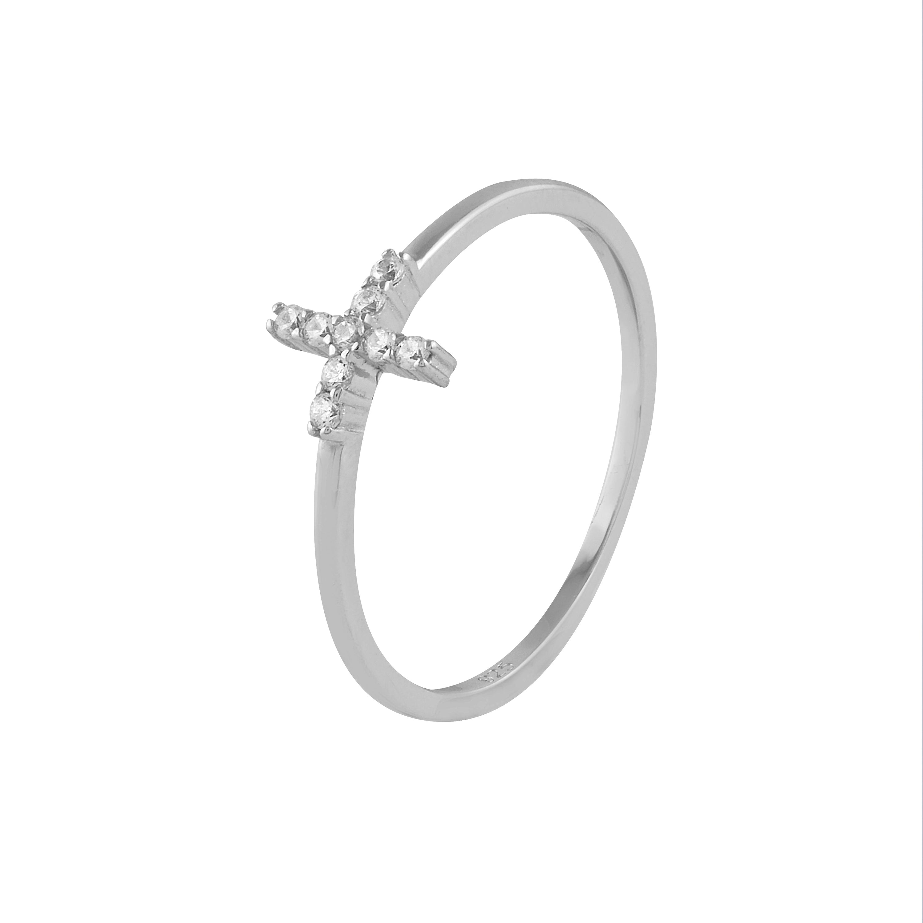 Anillo de plata con diseño de cruz y circonitas blancas brillantes, presentado en una elegante caja de regalo.