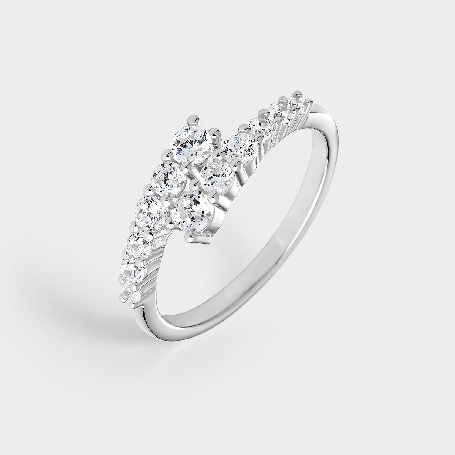 Anillo de plata con dos líneas de circonitas blancas engastadas, elegante y sofisticado, ideal para cualquier ocasión.