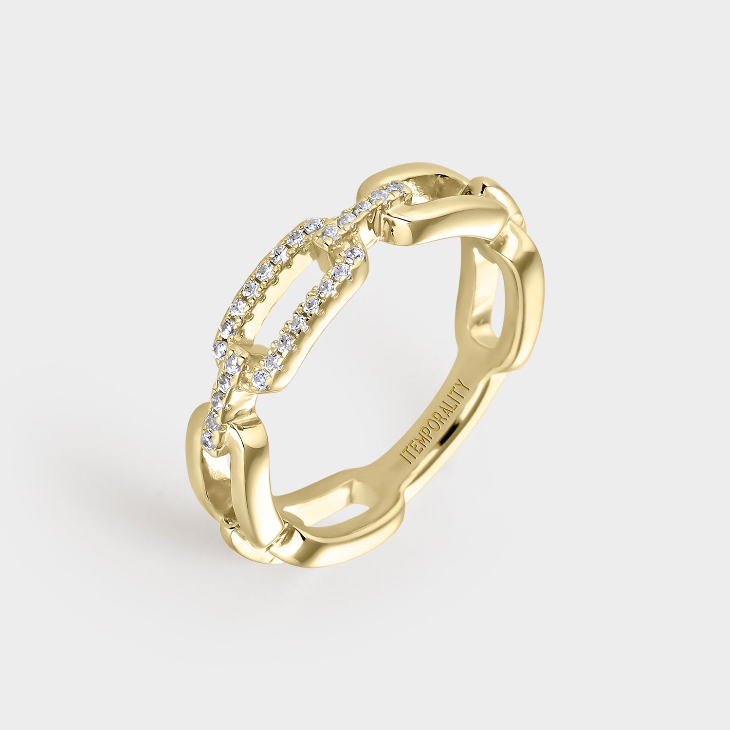 Anillo de plata bañada en oro amarillo con eslabones rectangulares y circonitas blancas, elegante y atemporal.