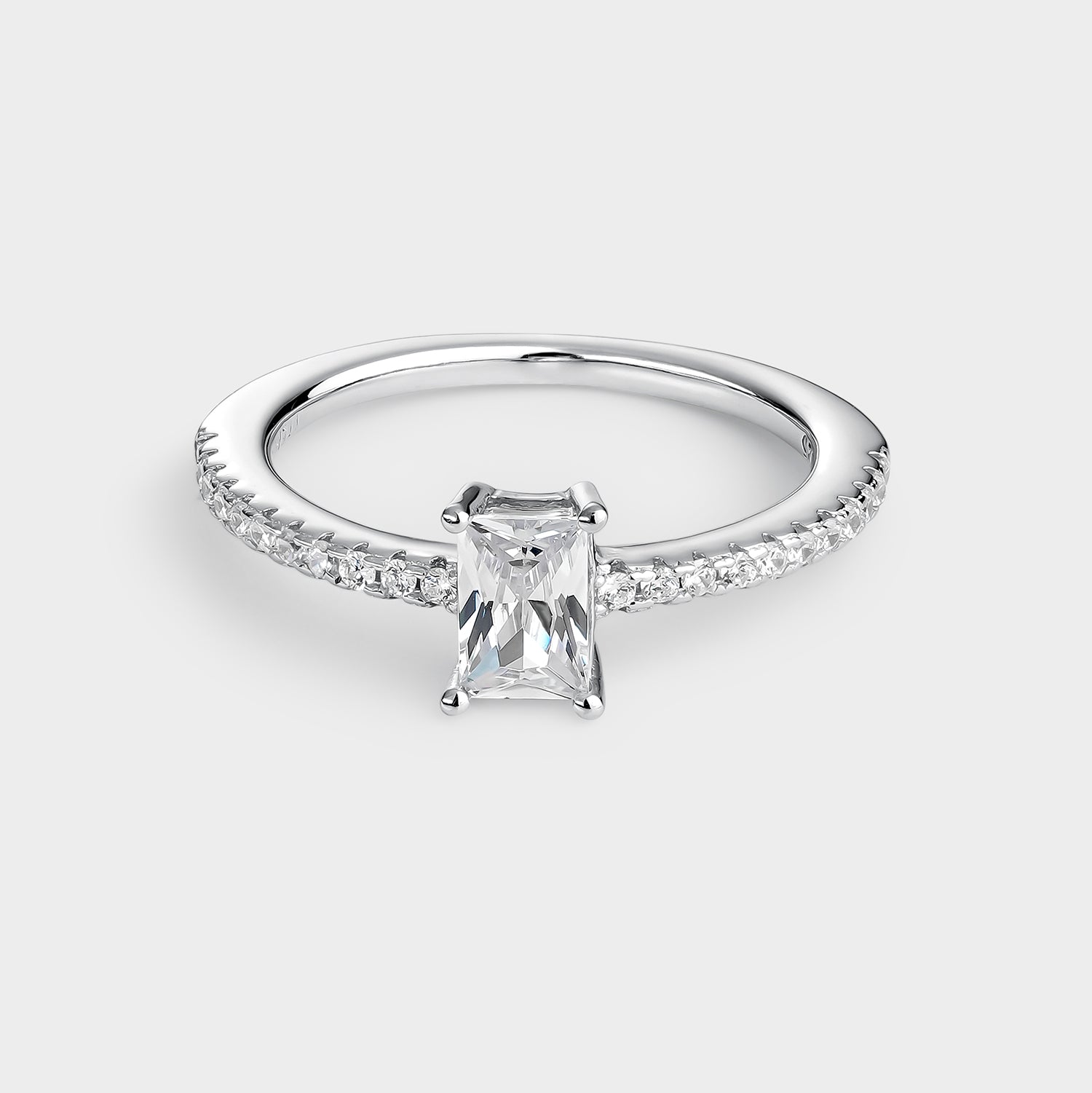 Anillo pavé baguette de plata con circonitas blancas, elegante y brillante, ideal para cualquier ocasión.