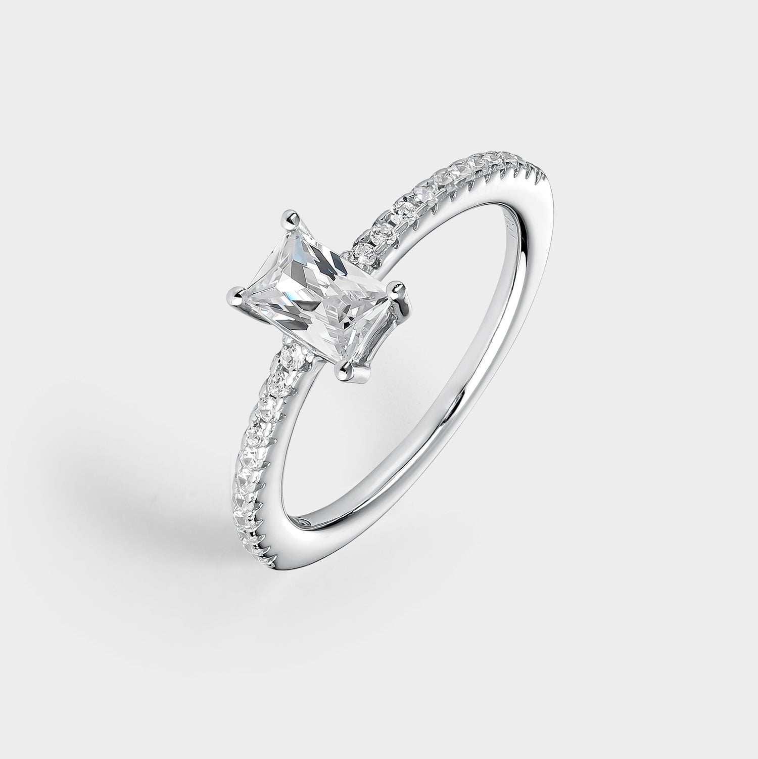 Anillo pavé baguette de plata con circonitas blancas, elegante y brillante, ideal para cualquier ocasión.