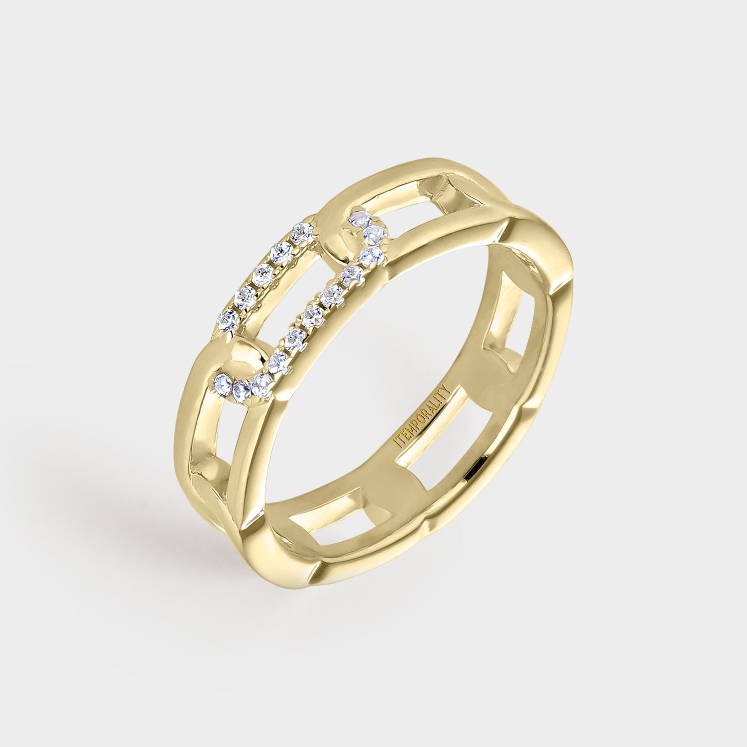 Anillo de plata bañada en oro con eslabones rectangulares entrelazados y circonitas blancas, elegante y moderno.