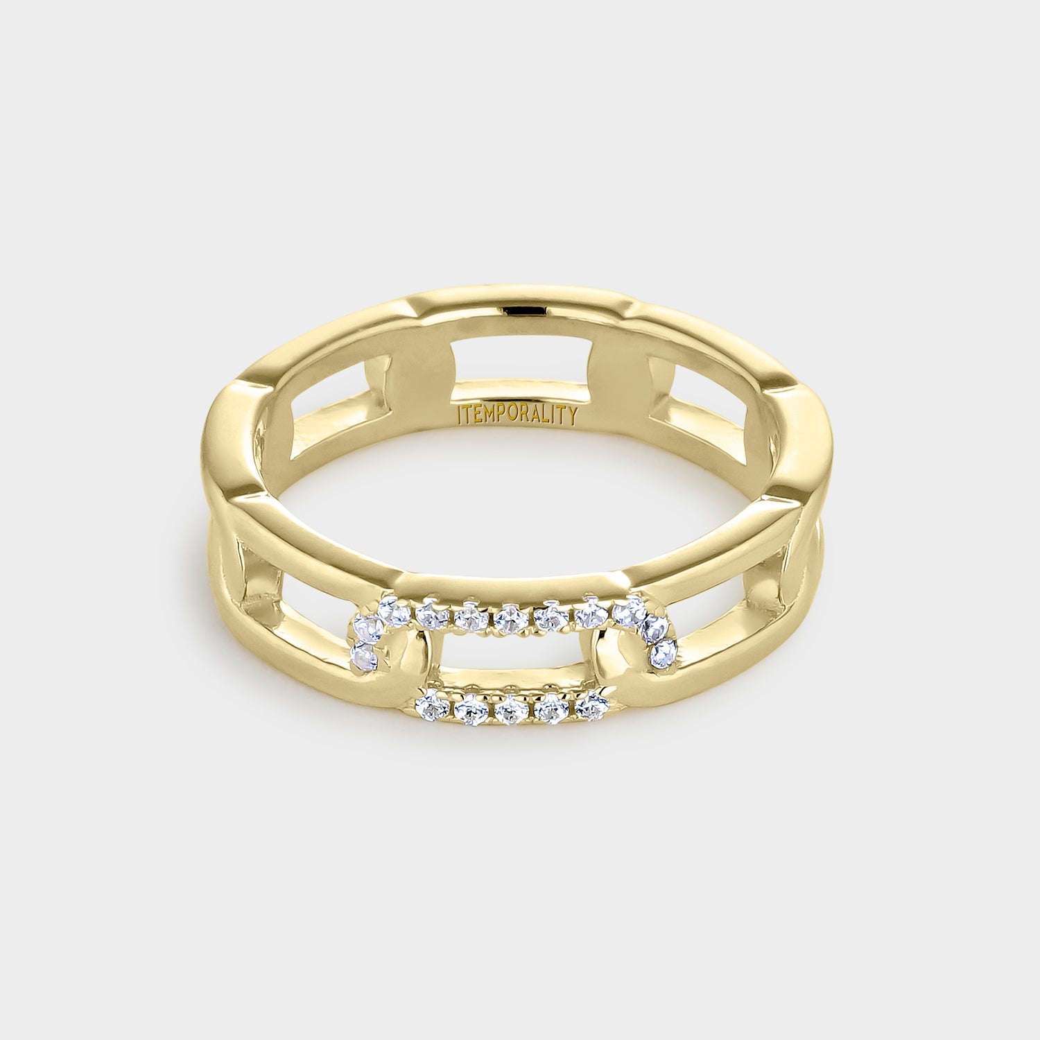 Anillo de plata bañada en oro con eslabones rectangulares entrelazados y circonitas blancas, elegante y moderno.