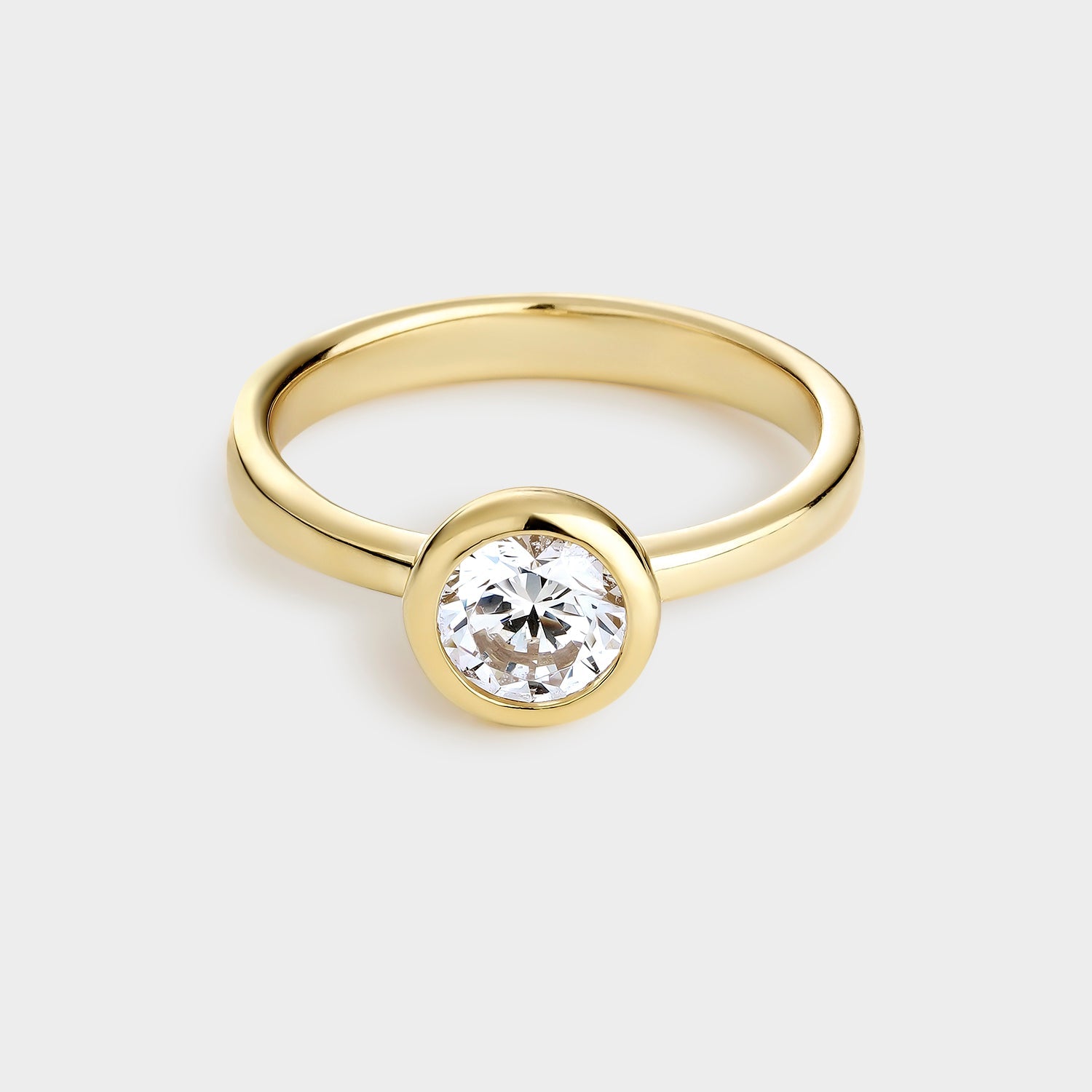 Anillo solitario de plata chapado en oro amarillo con circonita de 6 mm, elegante y minimalista.