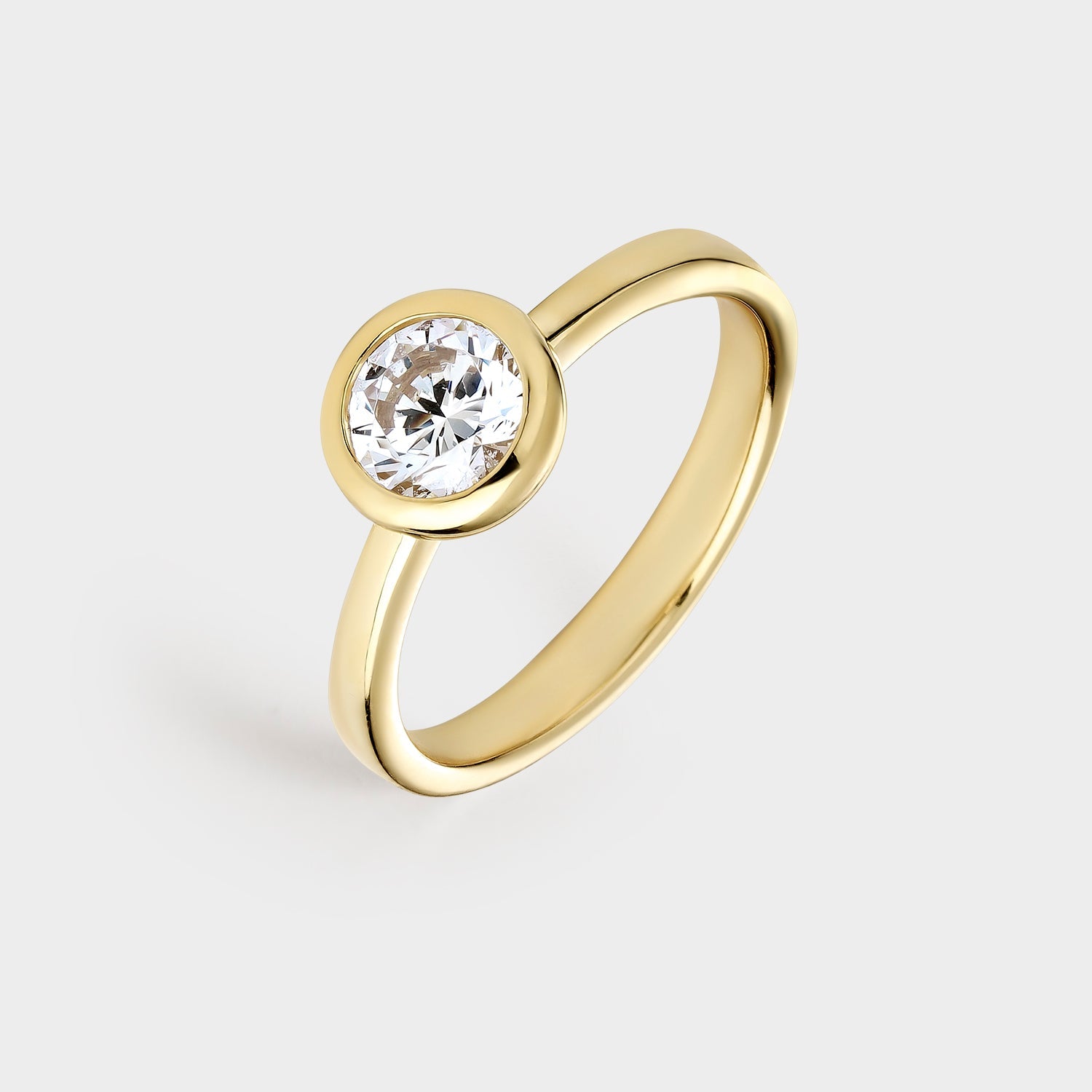 Anillo solitario de plata chapado en oro amarillo con circonita de 6 mm, elegante y minimalista.