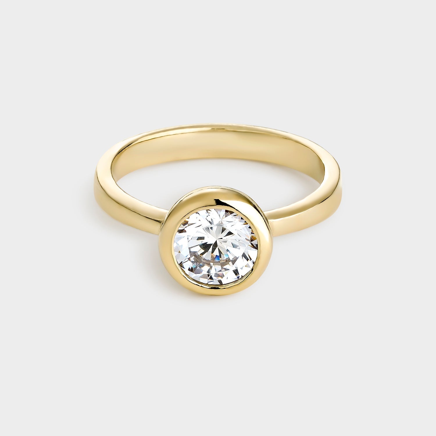 Anillo solitario de plata chapado en oro amarillo con circonita de 7 mm, elegante y brillante, ideal para compromisos y uso diario.