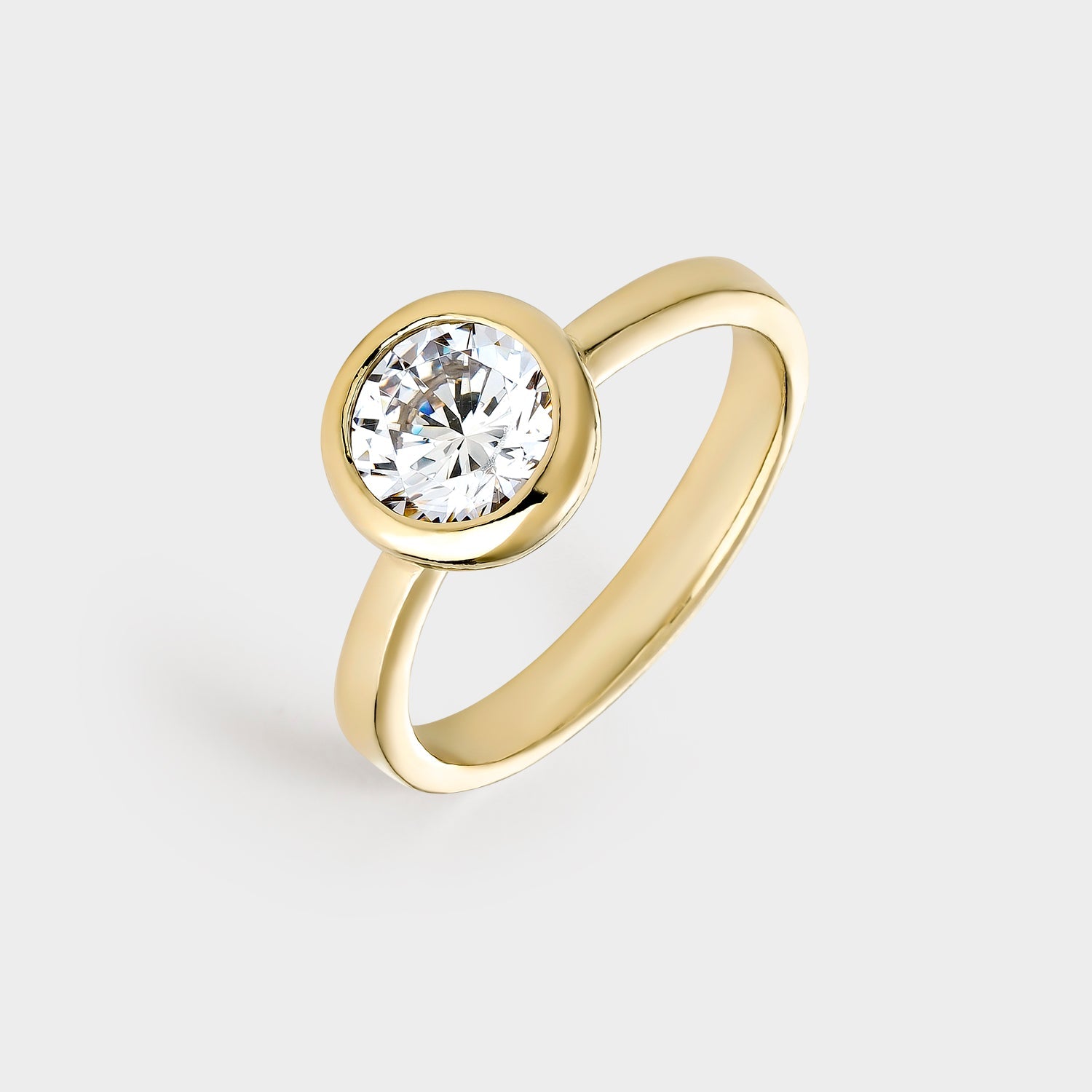 Anillo solitario de plata chapado en oro amarillo con circonita de 7 mm, elegante y brillante, ideal para compromisos y uso diario.