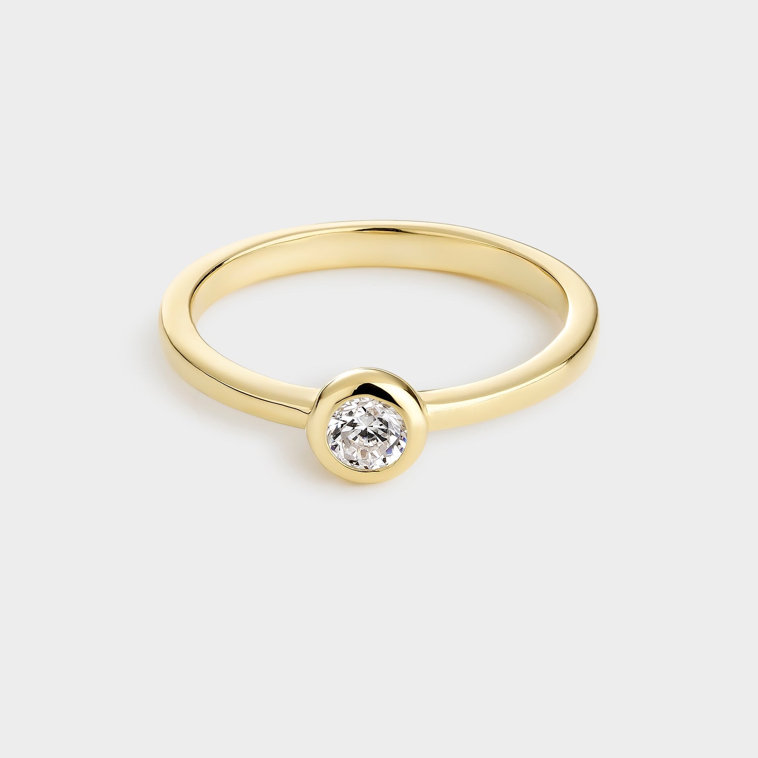 Anillo solitario de plata chapado en oro amarillo con circonita brillante de 3,8 mm, elegante y minimalista.