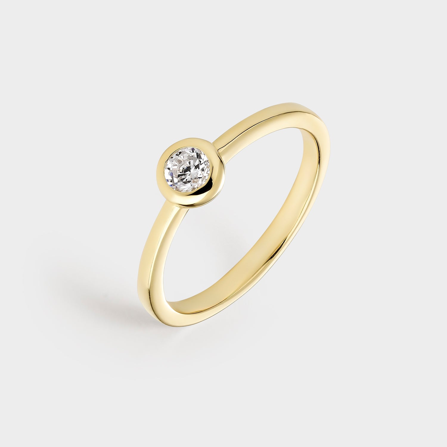 Anillo solitario de plata chapado en oro amarillo con circonita brillante de 3,8 mm, elegante y minimalista.