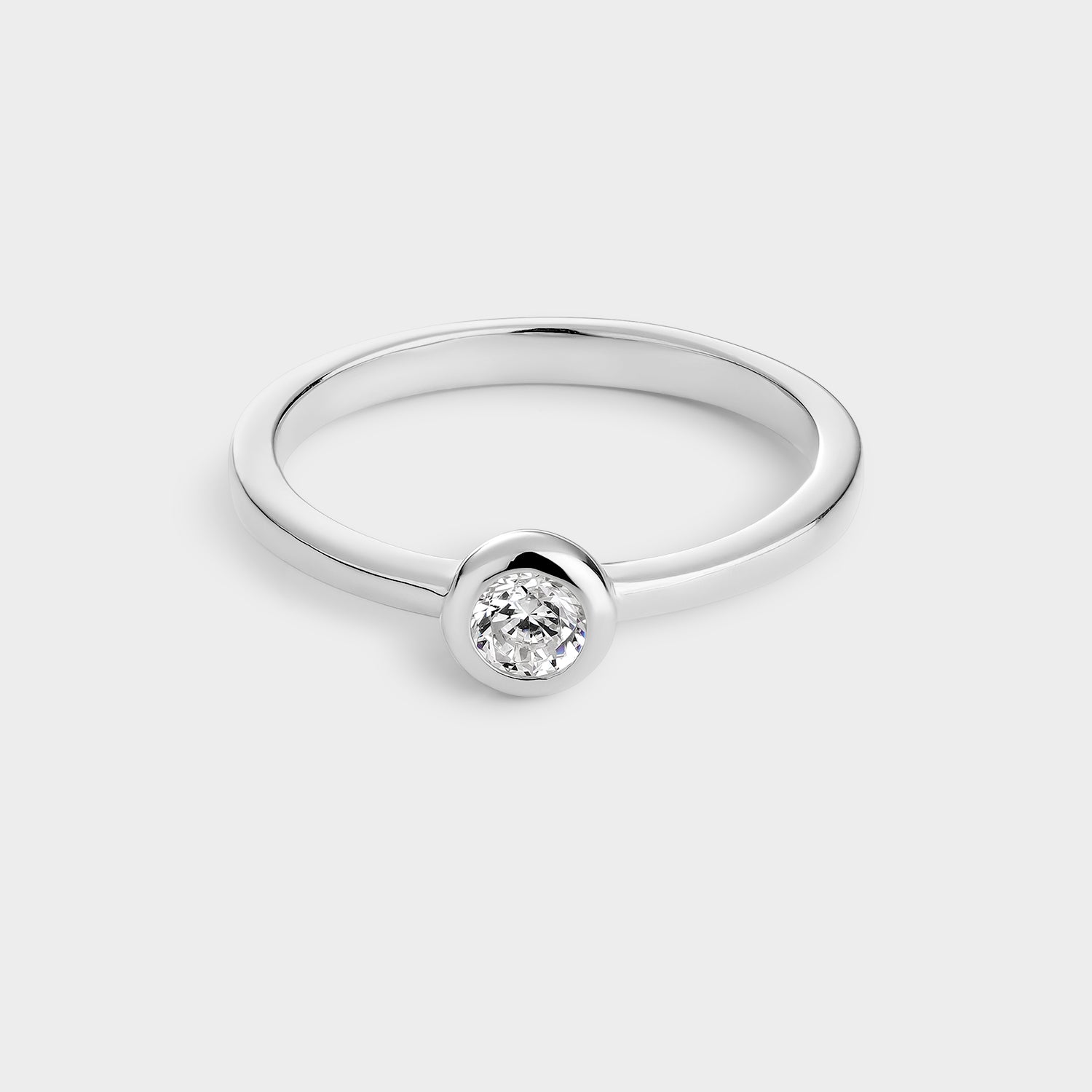 Anillo solitario de plata con circonita de 3,8 mm engastada en bisel, elegante y brillante.