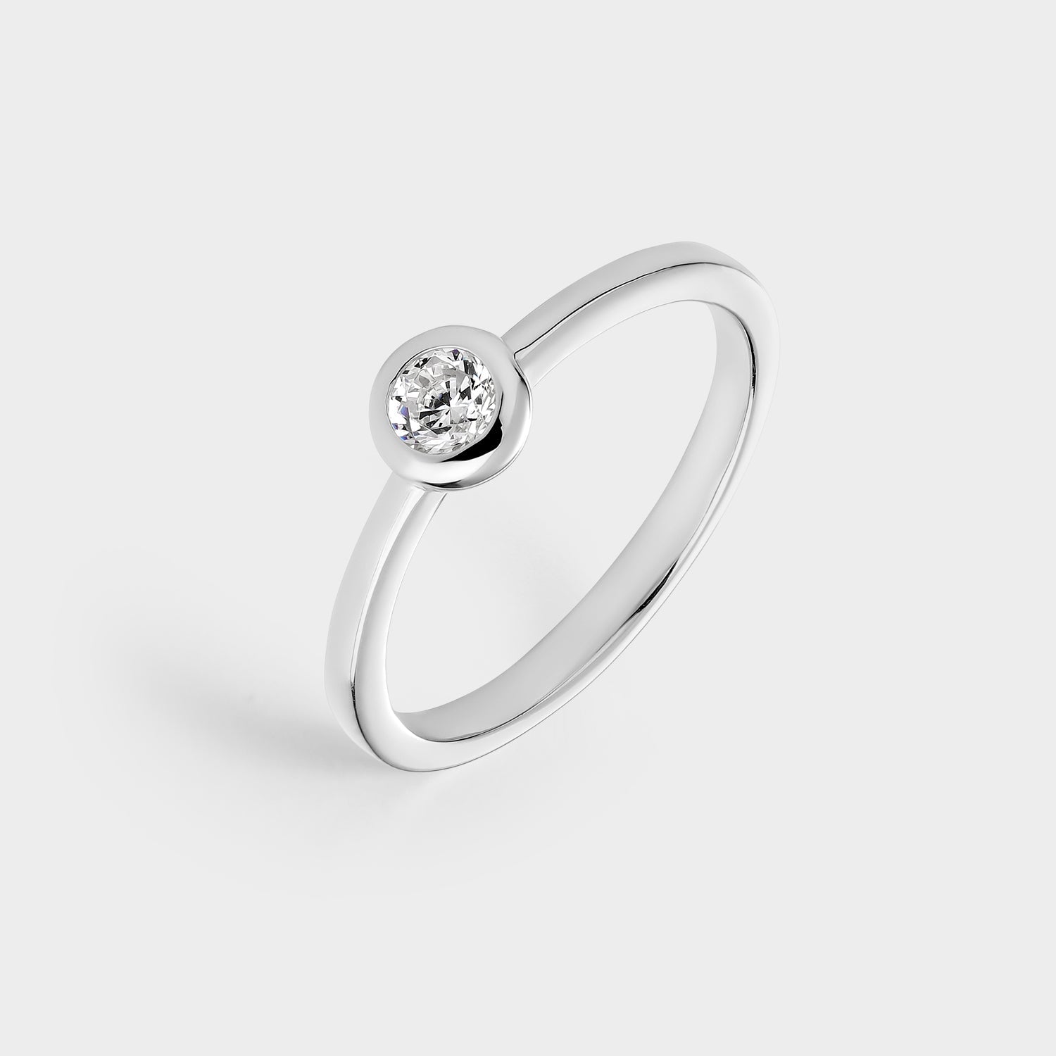 Anillo solitario de plata con circonita de 3,8 mm engastada en bisel, elegante y brillante.