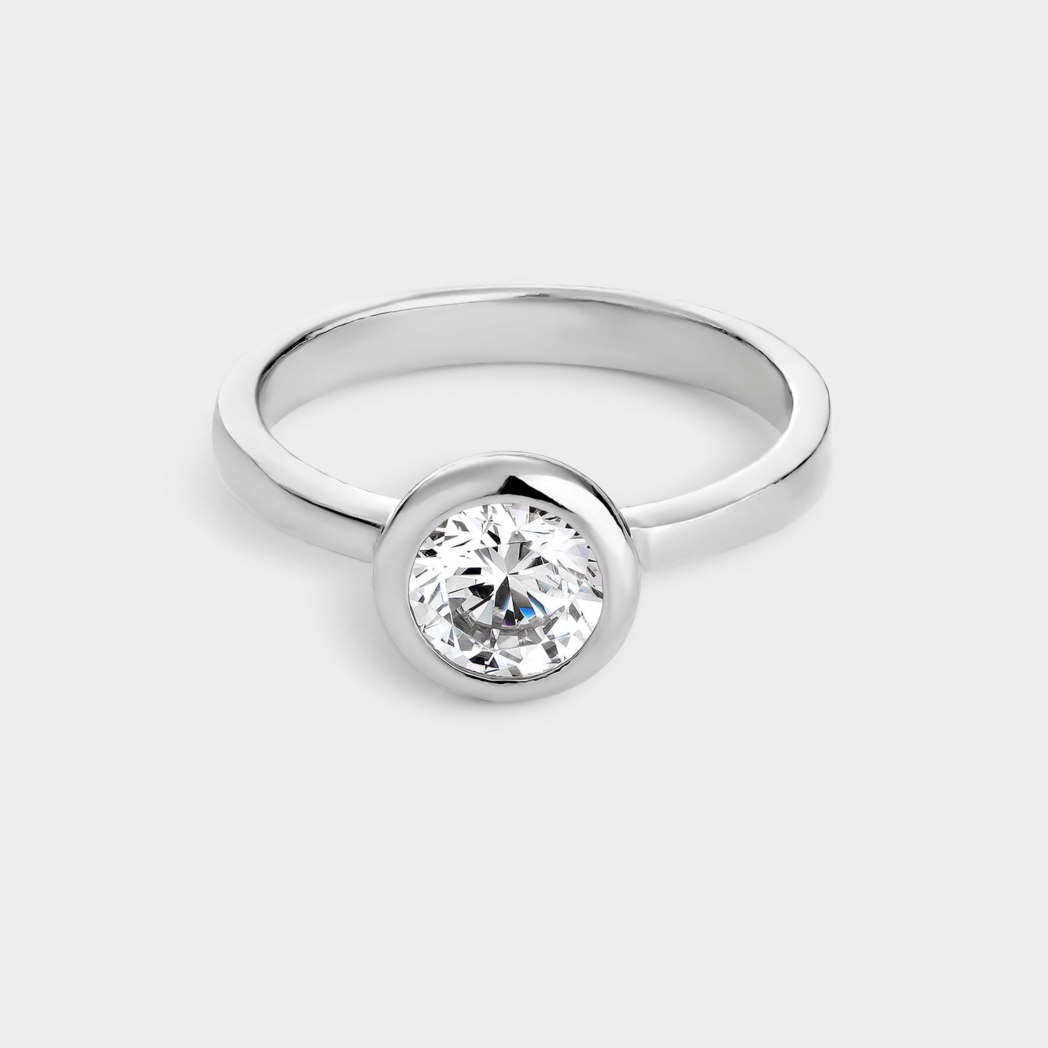 Anillo solitario de plata con circonita de 6,5 mm engastada en bisel, elegante y brillante, ideal para cualquier ocasión.