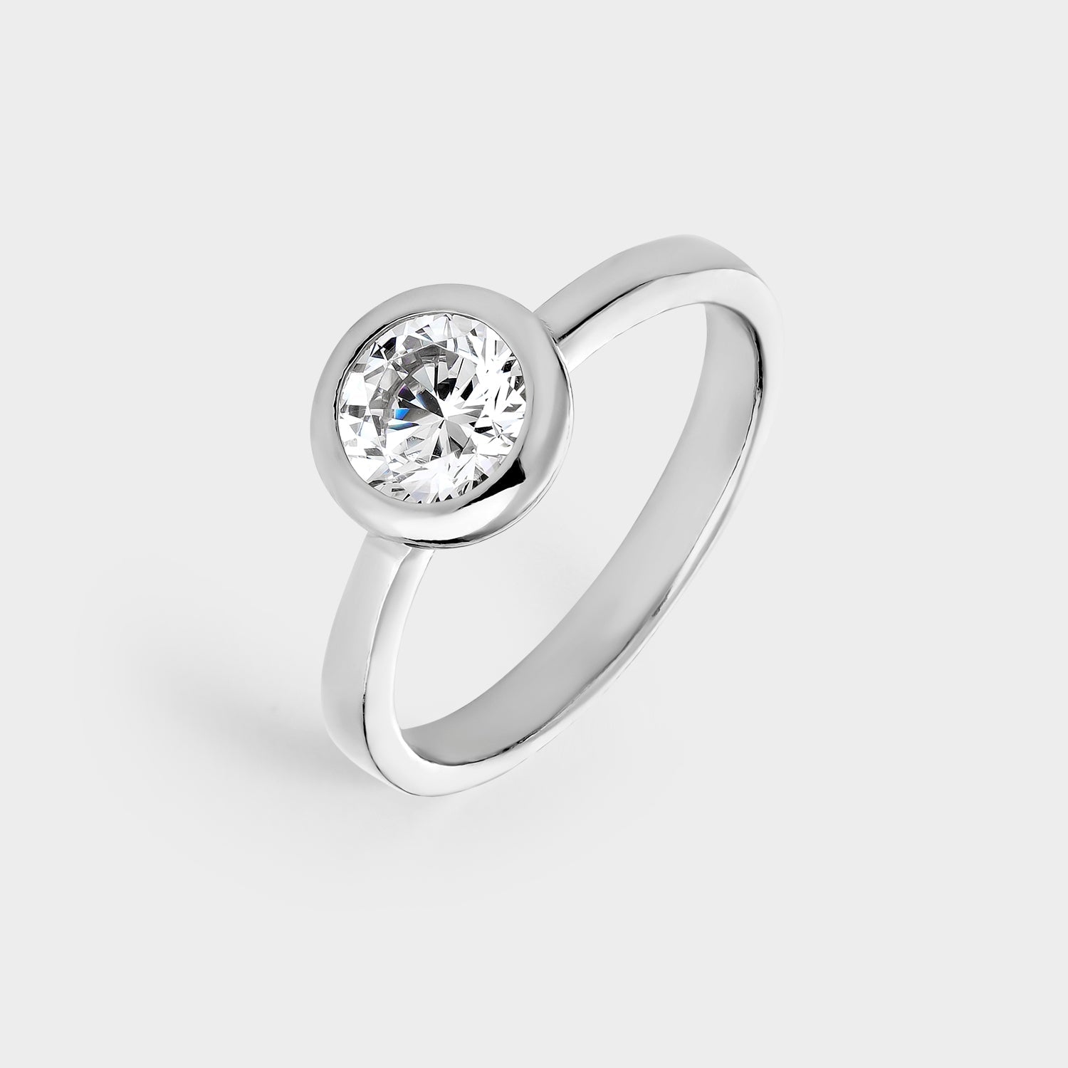 Anillo solitario de plata con circonita de 6,5 mm engastada en bisel, elegante y brillante, ideal para cualquier ocasión.