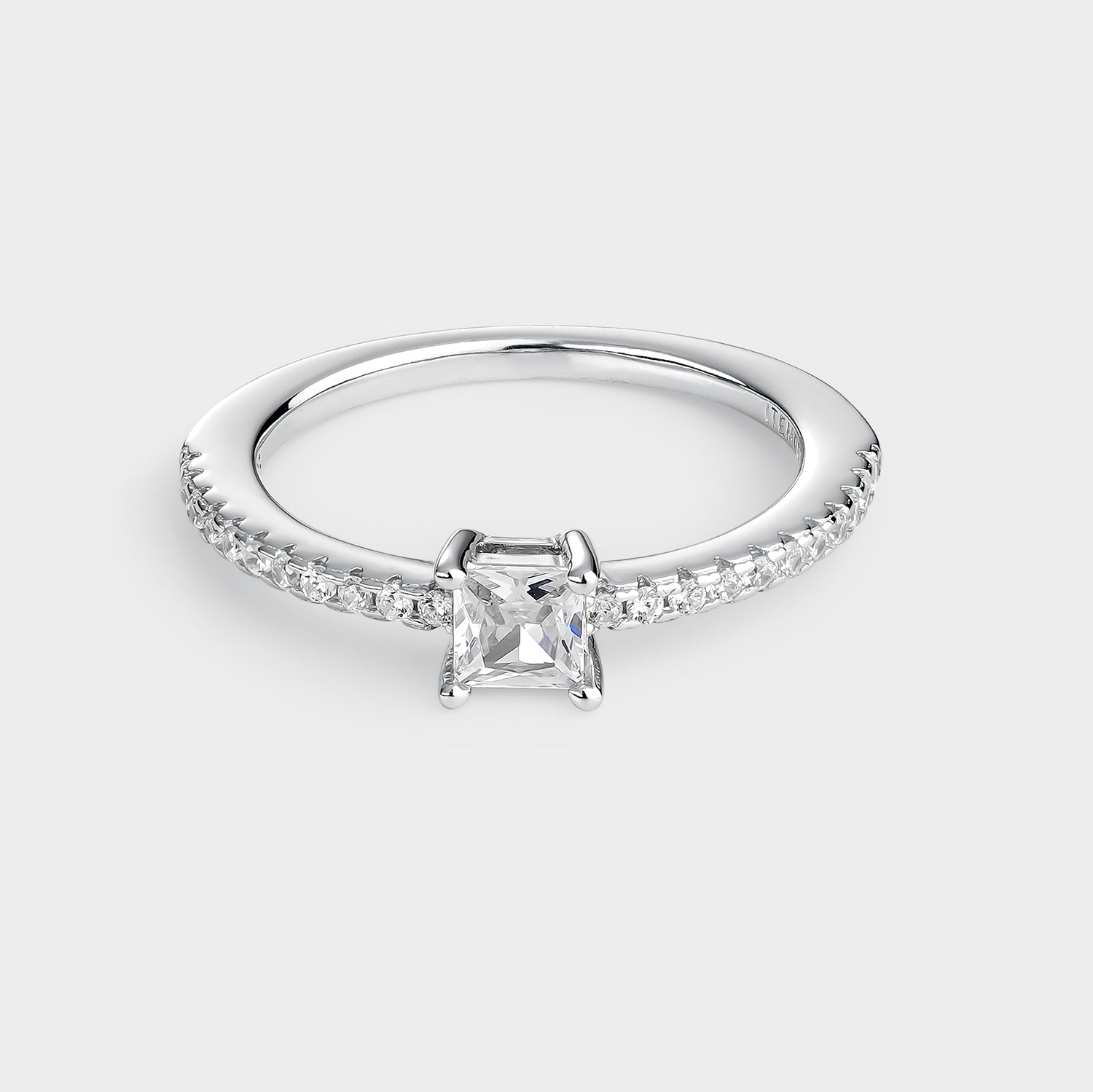 Anillo solitario pavé de plata con circonitas blancas y circonita central cuadrada, elegante y brillante.