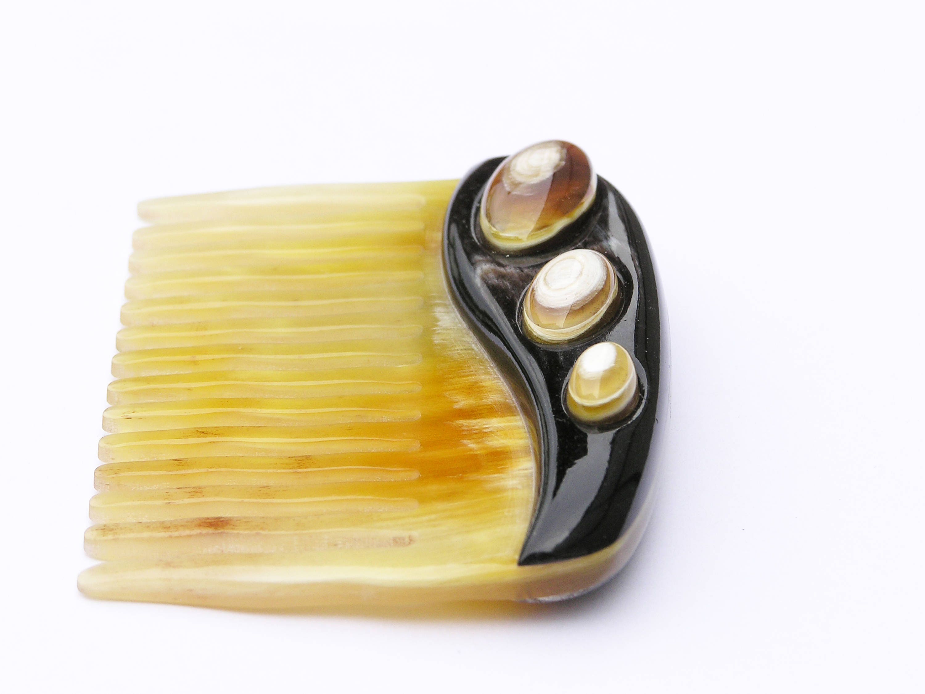 Elegant Anti Static Comb made from natural horn, featuring a unique design with contrast horn ovals and rounded tines for gentle combing.