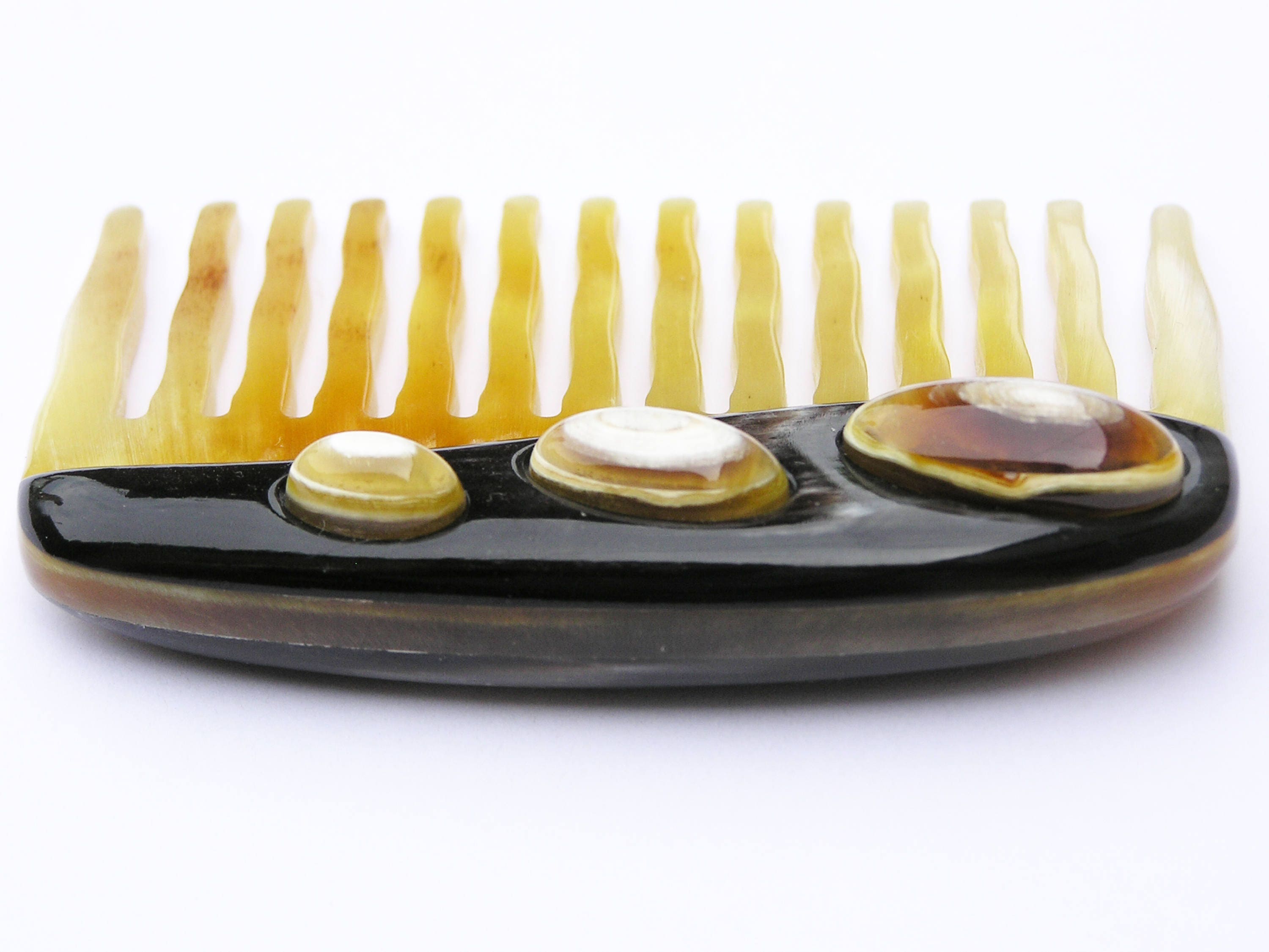 Elegant Anti Static Comb made from natural horn, featuring a unique design with contrast horn ovals and rounded tines for gentle combing.