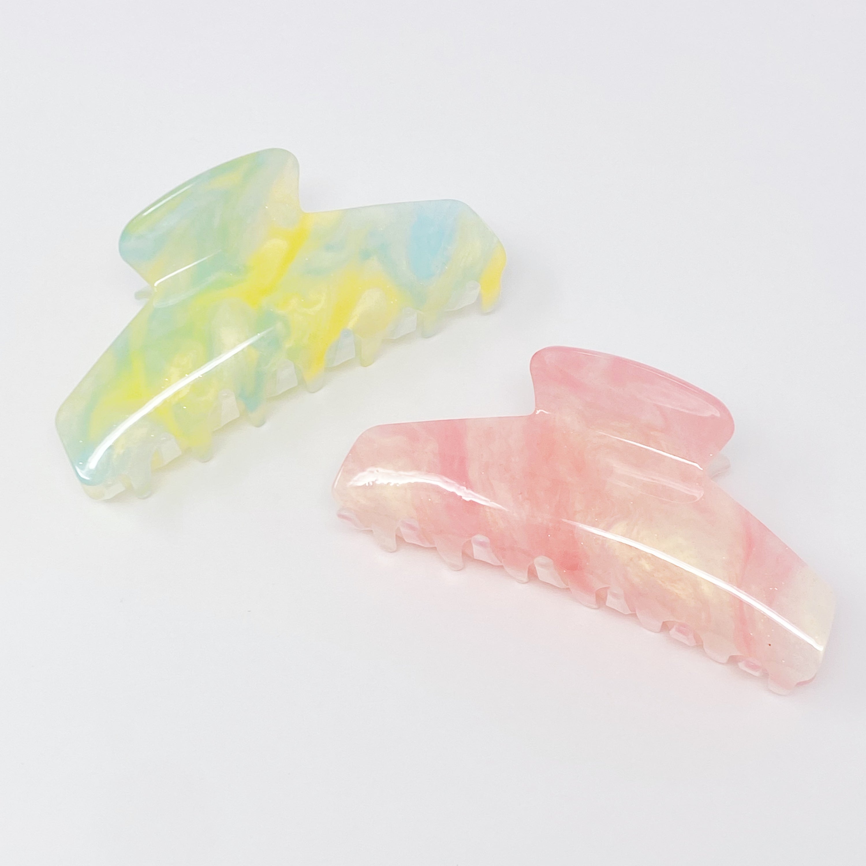 Art Of Colors Hair Claw featuring a vibrant color mix and sleek acrylic design, perfect for holding hair securely.