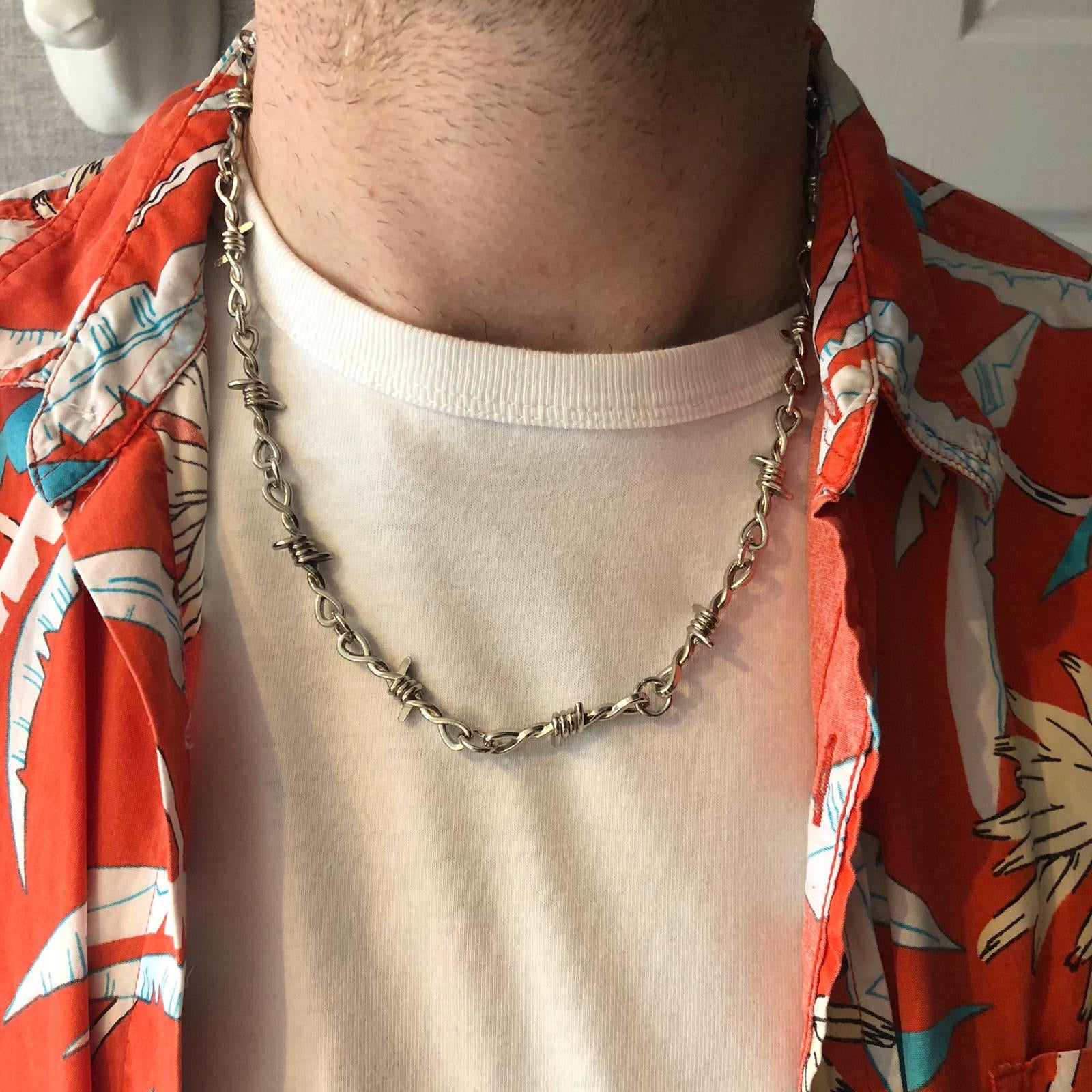 A stylish Barbed Wire Link Necklace made of stainless steel, featuring a unique barbed wire design, perfect for unisex wear.