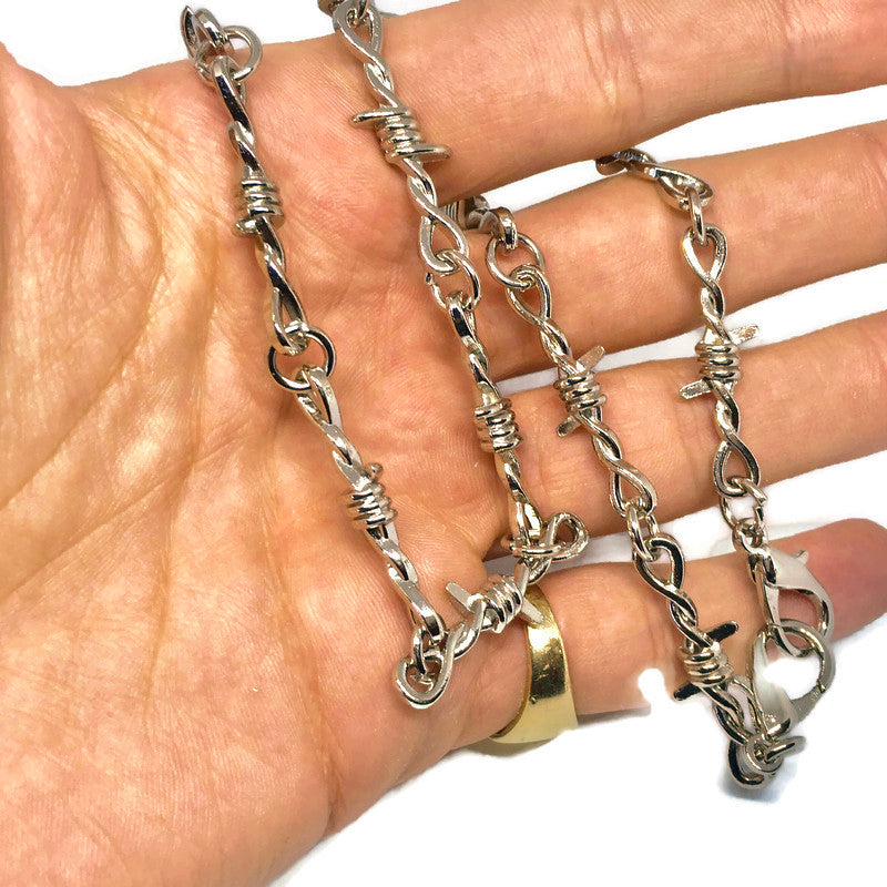 A stylish Barbed Wire Link Necklace made of stainless steel, featuring a unique barbed wire design, perfect for unisex wear.