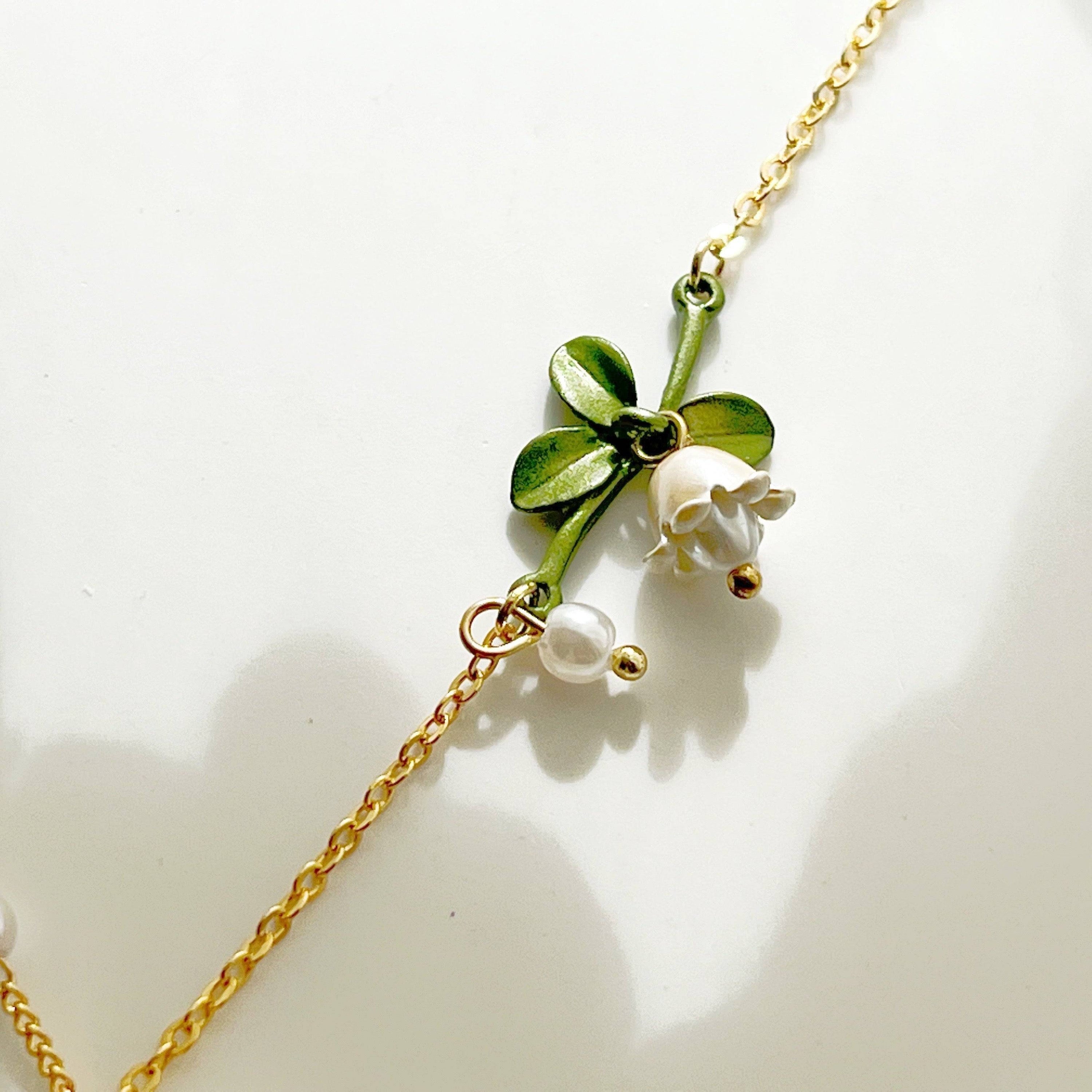 Bellflower Necklace featuring a white Campanula flower design on a gold-plated bronze chain with an artificial pearl.