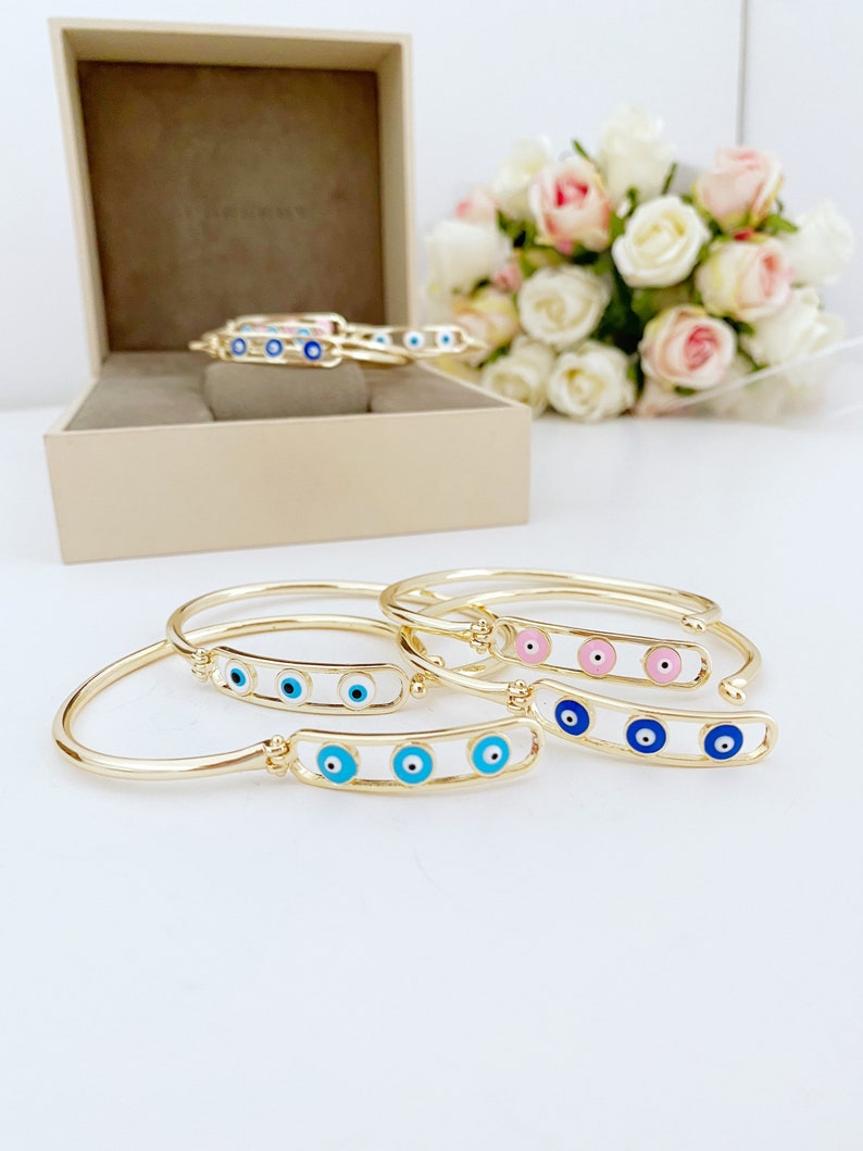 A beautiful Blue Evil Eye Bracelet featuring a movable oval charm, crafted from tarnish-resistant 316L stainless steel, perfect for everyday wear.