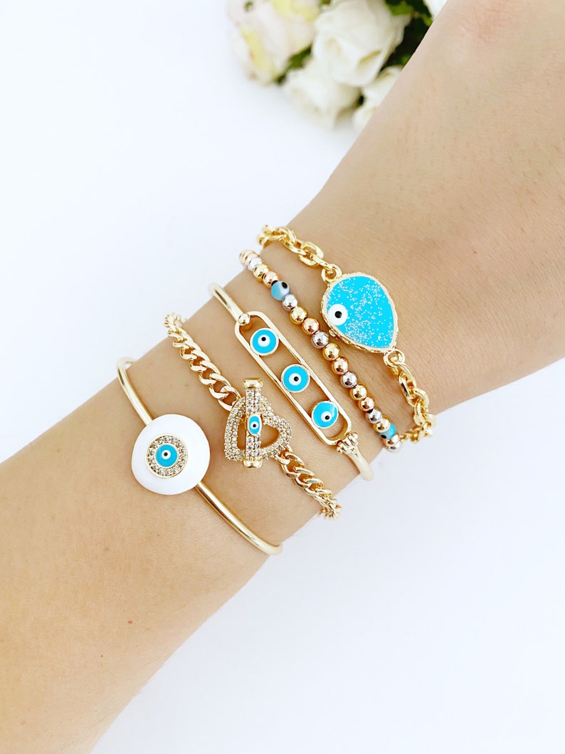 A beautiful Blue Evil Eye Bracelet featuring a movable oval charm, crafted from tarnish-resistant 316L stainless steel, perfect for everyday wear.