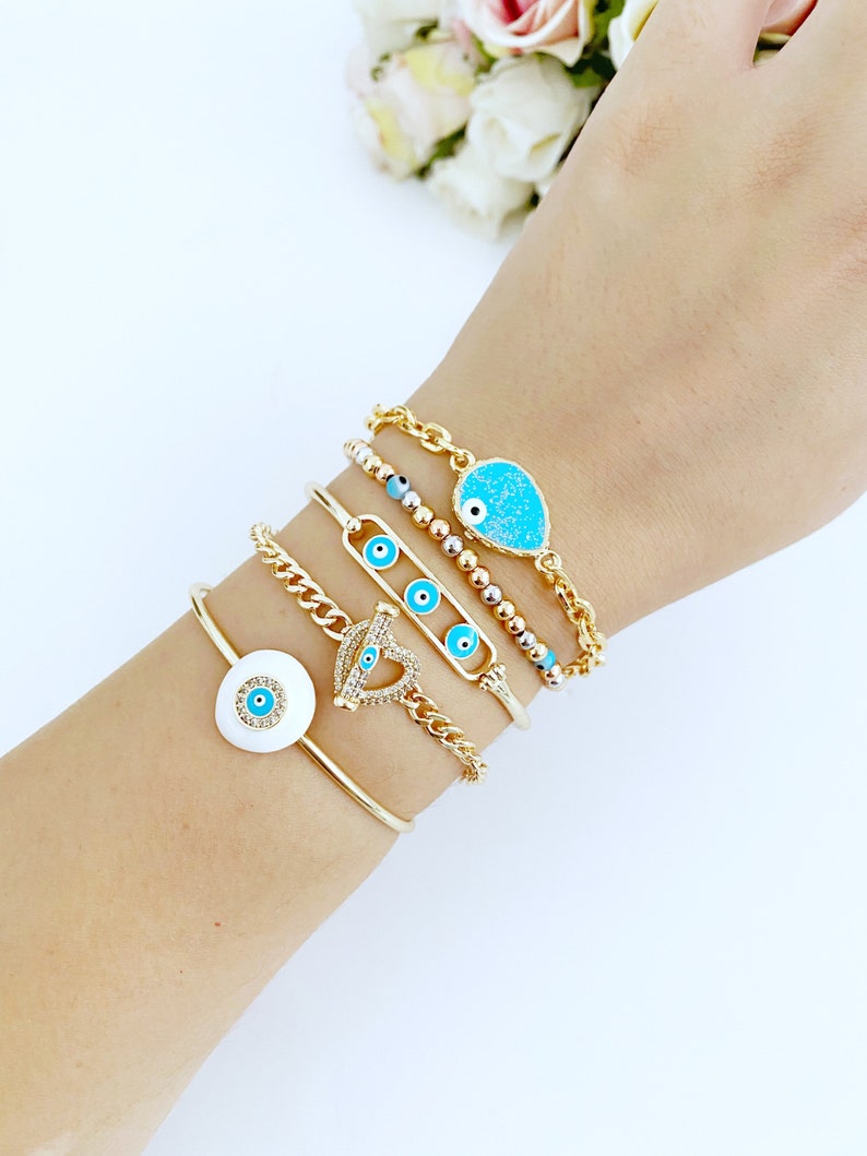 A beautiful Blue Evil Eye Bracelet featuring a movable oval charm, crafted from tarnish-resistant 316L stainless steel, perfect for everyday wear.