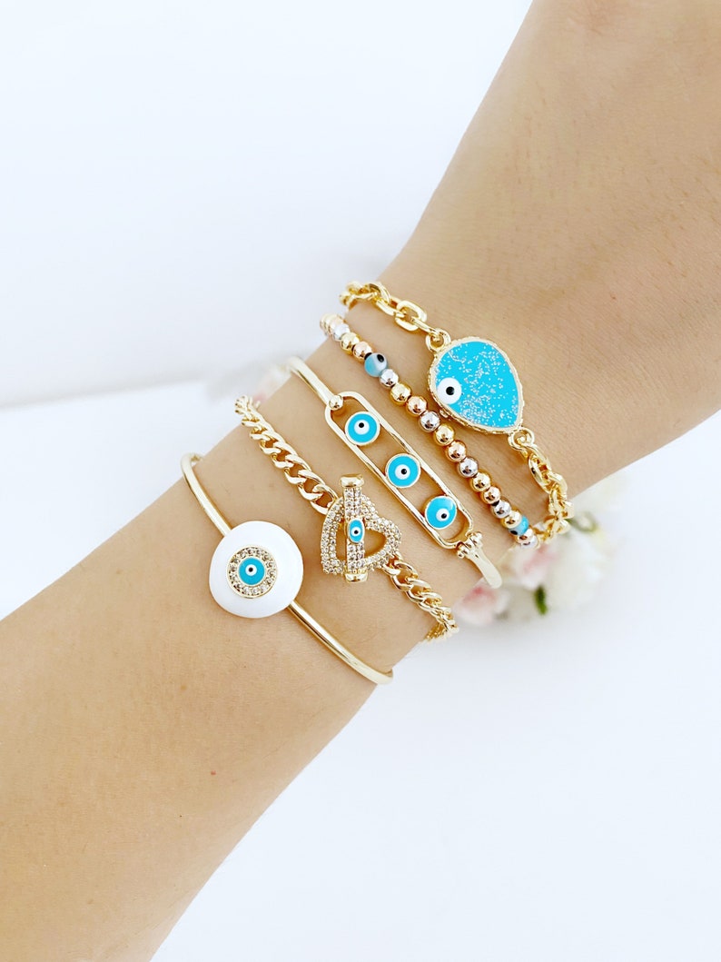 A beautiful Blue Evil Eye Bracelet featuring a movable oval charm, crafted from tarnish-resistant 316L stainless steel, perfect for everyday wear.