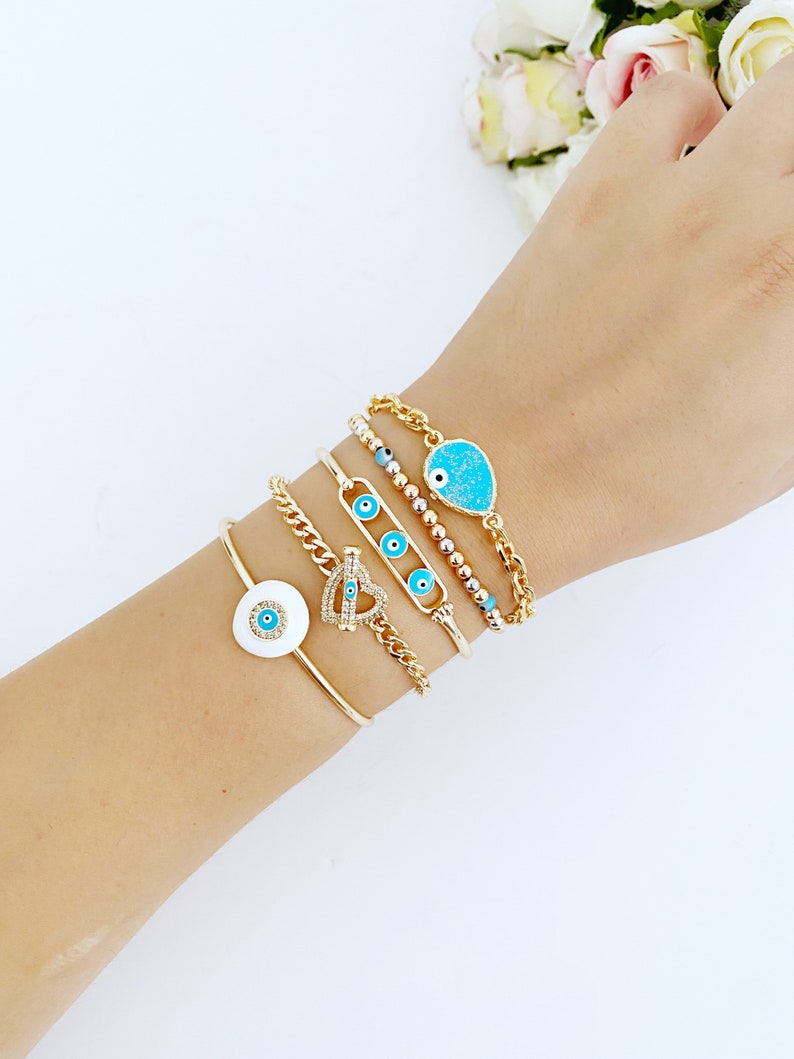 A beautiful Blue Evil Eye Bracelet featuring a movable oval charm, crafted from tarnish-resistant 316L stainless steel, perfect for everyday wear.