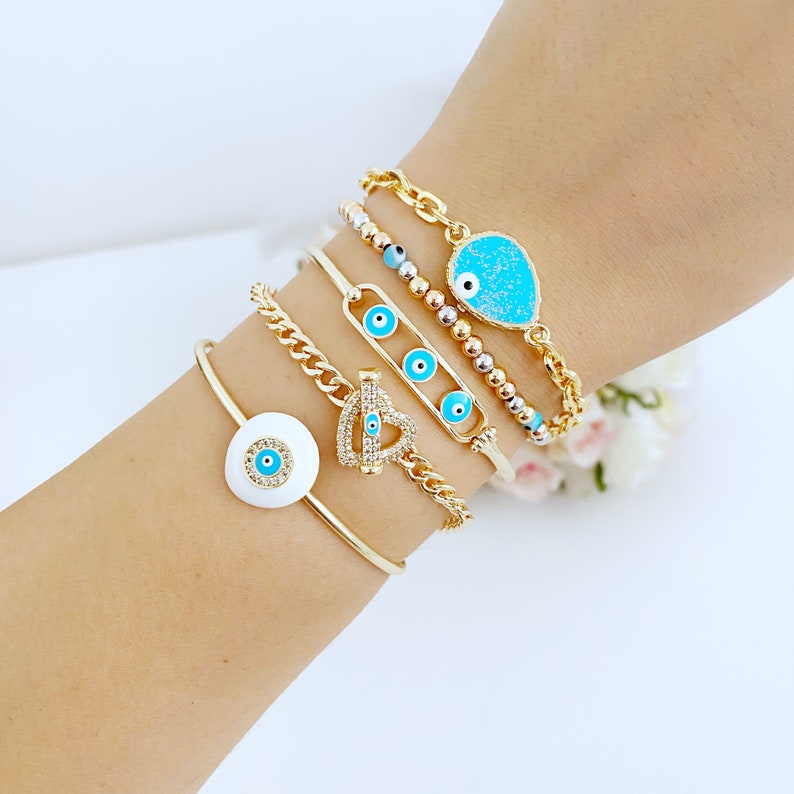 A beautiful Blue Evil Eye Bracelet featuring a movable oval charm, crafted from tarnish-resistant 316L stainless steel, perfect for everyday wear.