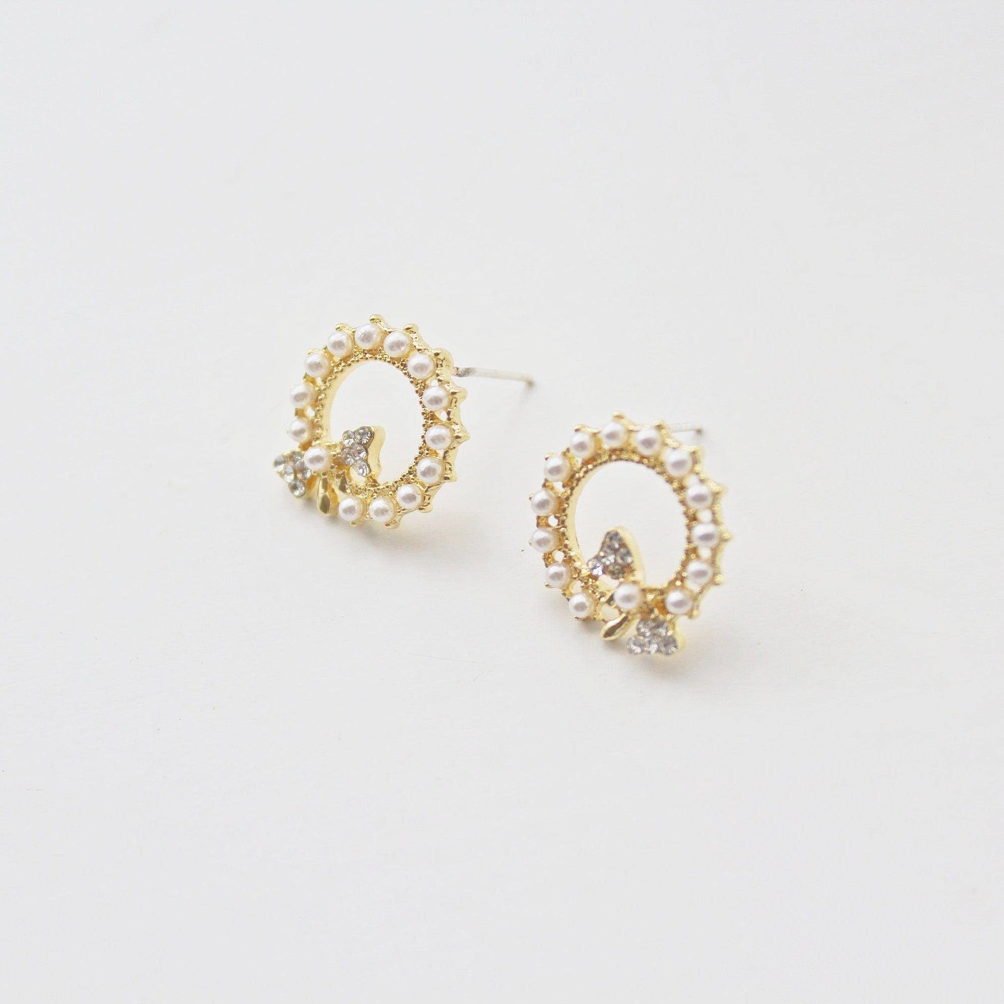 Elegant Bow Tie Pearl Circle Earrings featuring sterling silver studs, gold-plated bronze body, and sparkling artificial crystals and pearls.