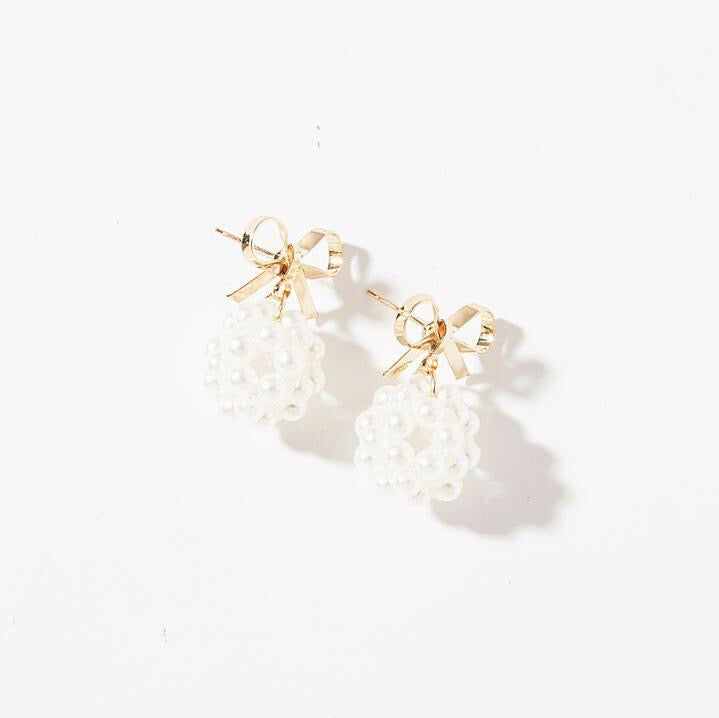 Elegant Bowknot with Pearl Hydrangea Earring featuring a chic design in alloy and plastic.