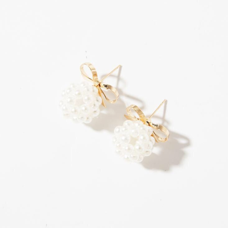 Elegant Bowknot with Pearl Hydrangea Earring featuring a chic design in alloy and plastic.