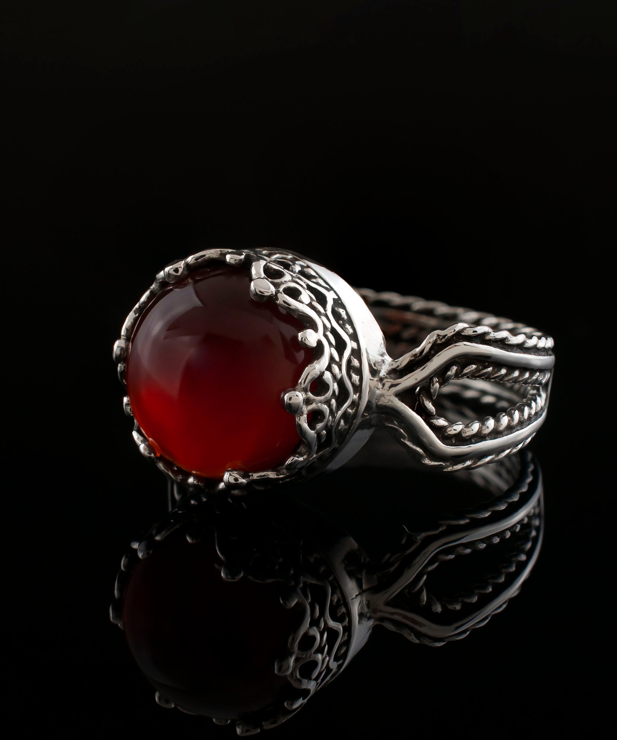 Elegant Carnelian gemstone filigree art cocktail ring made of 925 sterling silver, featuring a round cabochon cut stone.