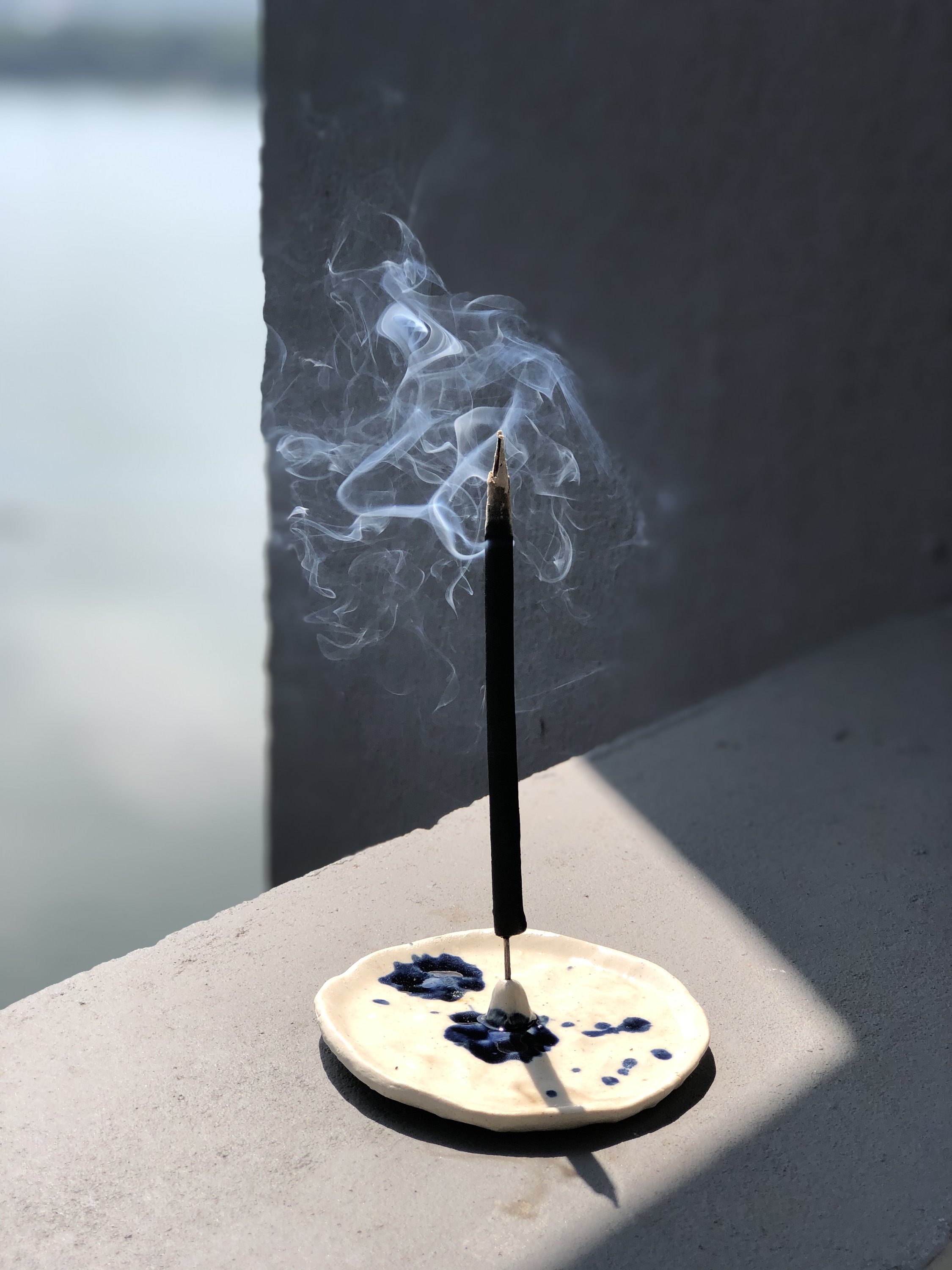 A beautifully crafted ceramic incense holder made from stoneware, featuring a minimalist design and unique patterns, perfect for burning frankincense.