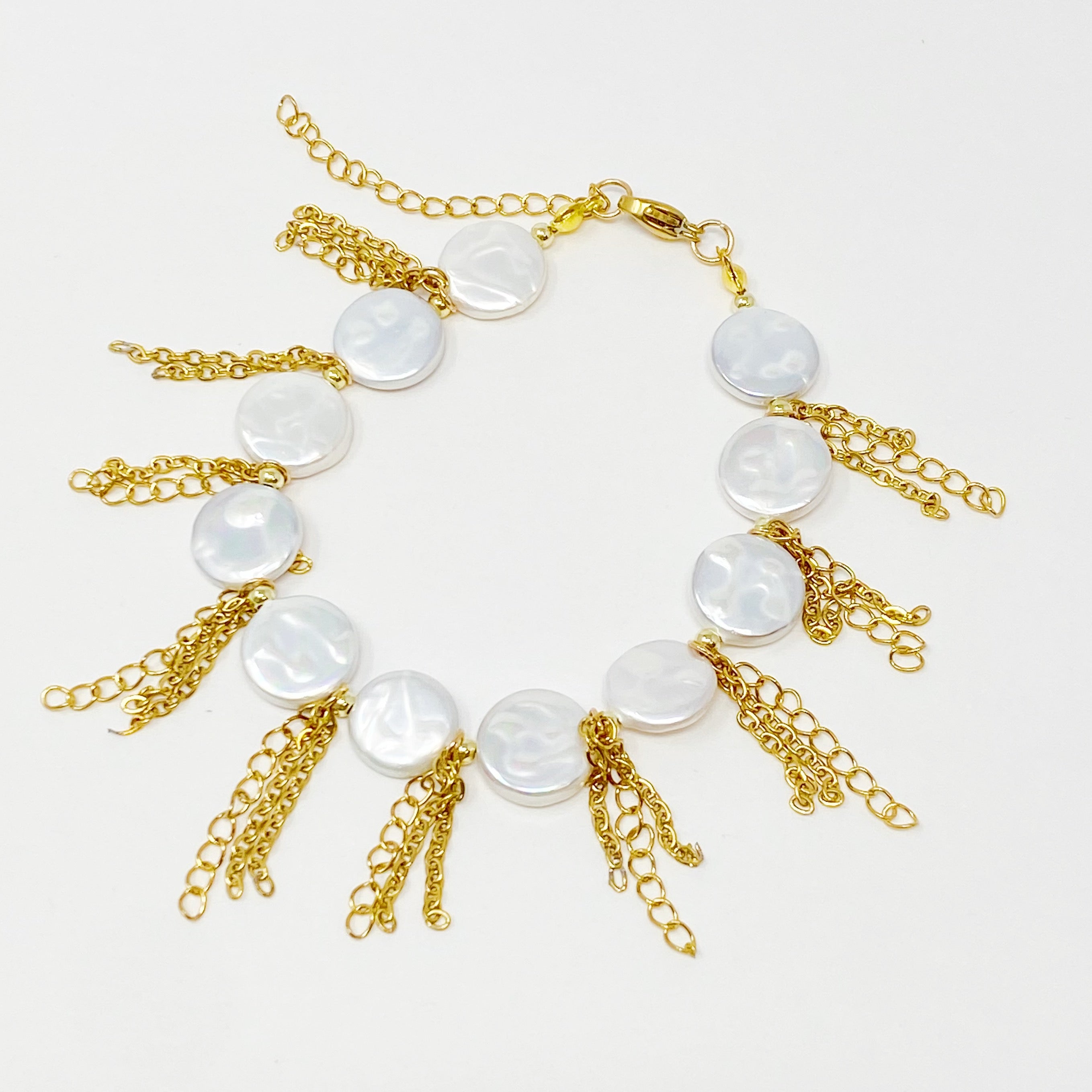 A stylish Chain Fringe Shell Pearl Bracelet featuring elegant shell pearls and edgy chain fringes, perfect for any occasion.