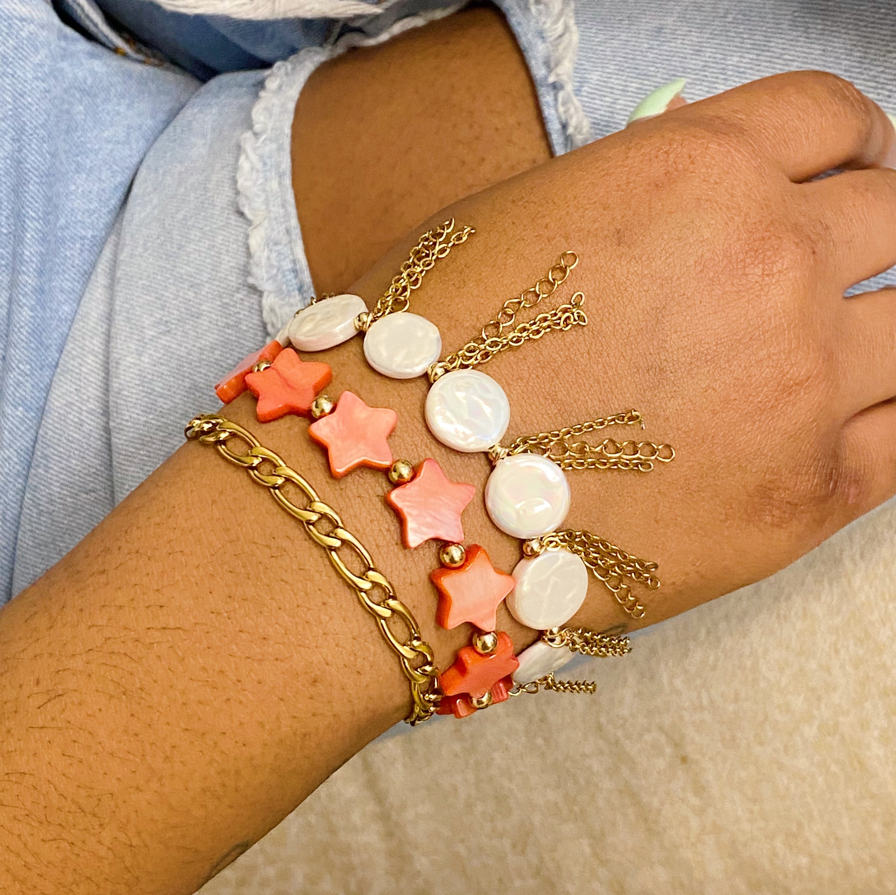 A stylish Chain Fringe Shell Pearl Bracelet featuring elegant shell pearls and edgy chain fringes, perfect for any occasion.