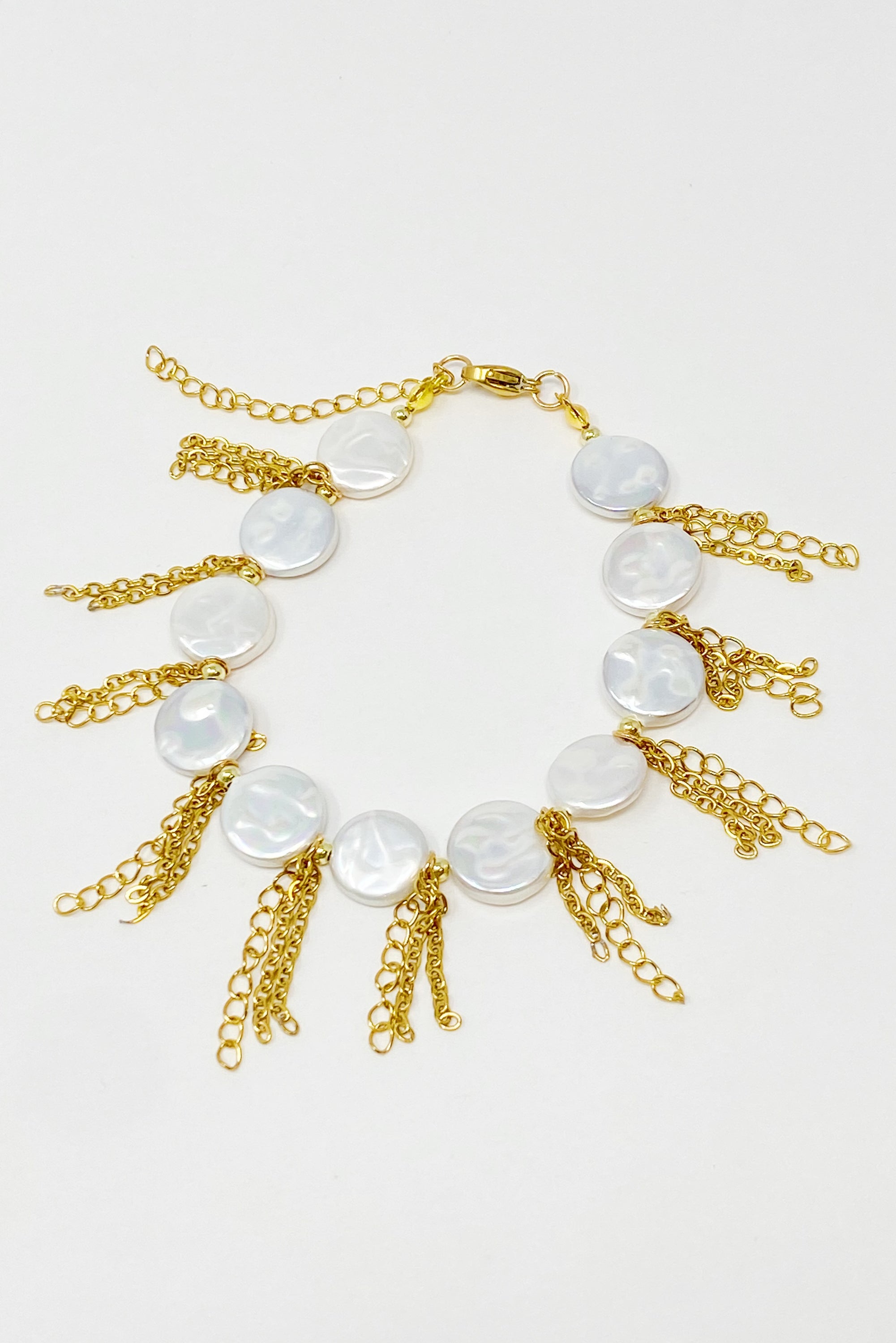 A stylish Chain Fringe Shell Pearl Bracelet featuring elegant shell pearls and edgy chain fringes, perfect for any occasion.