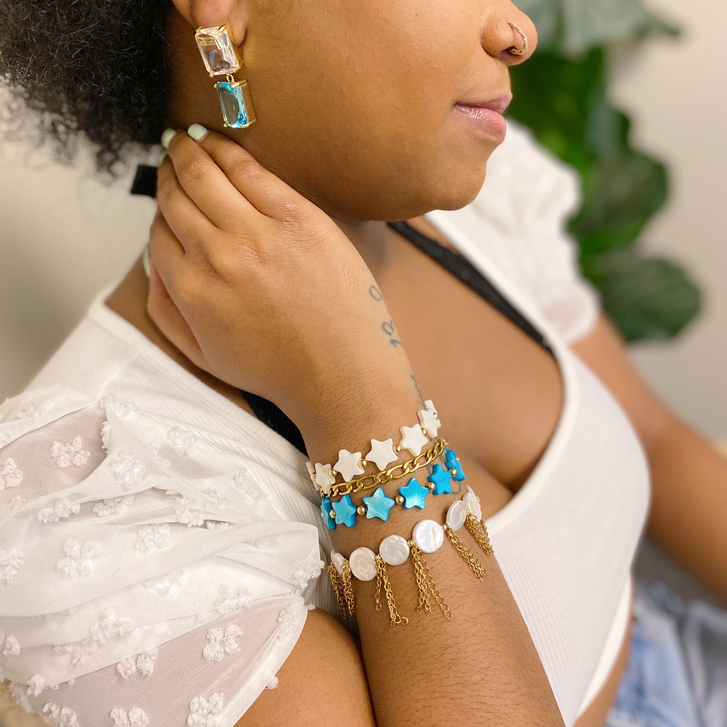 A stylish Chain Fringe Shell Pearl Bracelet featuring elegant shell pearls and edgy chain fringes, perfect for any occasion.