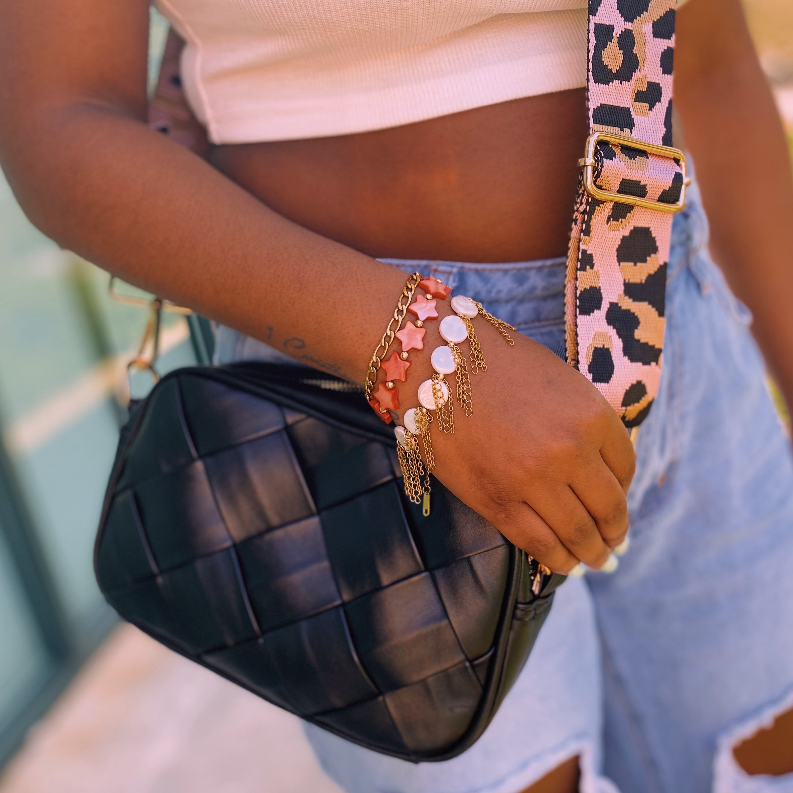 A stylish Chain Fringe Shell Pearl Bracelet featuring elegant shell pearls and edgy chain fringes, perfect for any occasion.