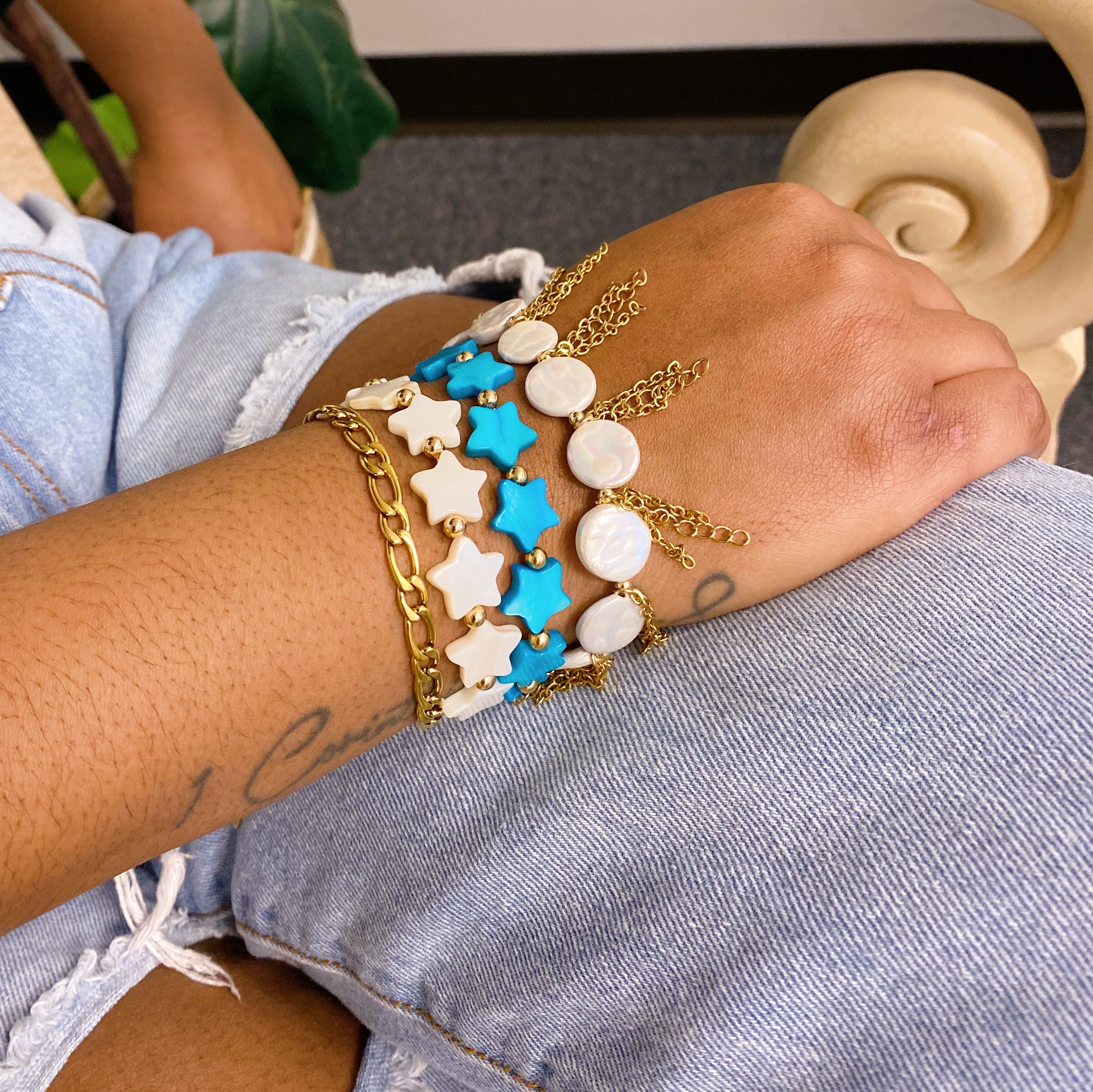 A stylish Chain Fringe Shell Pearl Bracelet featuring elegant shell pearls and edgy chain fringes, perfect for any occasion.